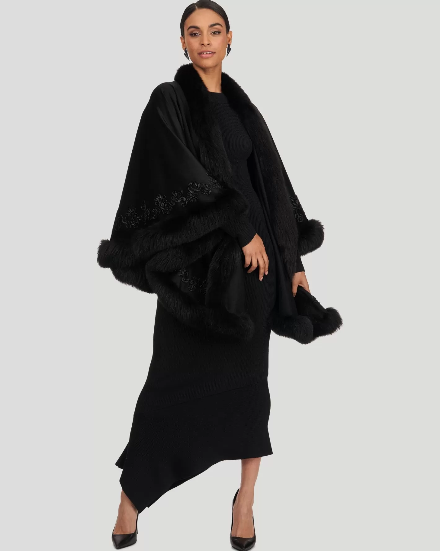Cape GORSKI Montréal pour femme - Mélange luxueux cachemire et laine mérinos avec parement en agneau Toscane et broderies raffinées - Édition exclusive pour élégance hivernale