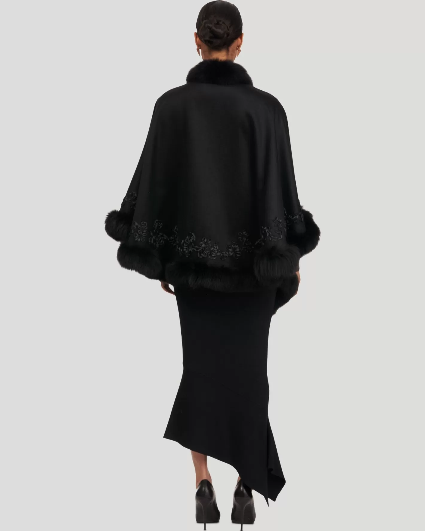 Cape GORSKI Montréal pour femme - Mélange luxueux cachemire et laine mérinos avec parement en agneau Toscane et broderies raffinées - Édition exclusive pour élégance hivernale