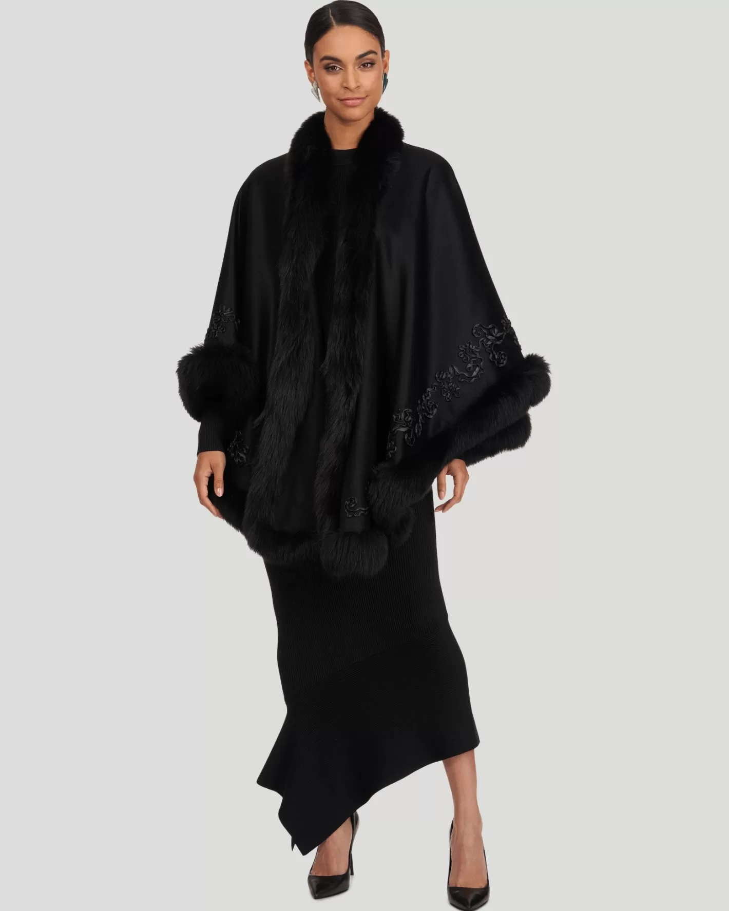 Cape GORSKI Montréal pour femme - Mélange luxueux cachemire et laine mérinos avec parement en agneau Toscane et broderies raffinées - Édition exclusive pour élégance hivernale