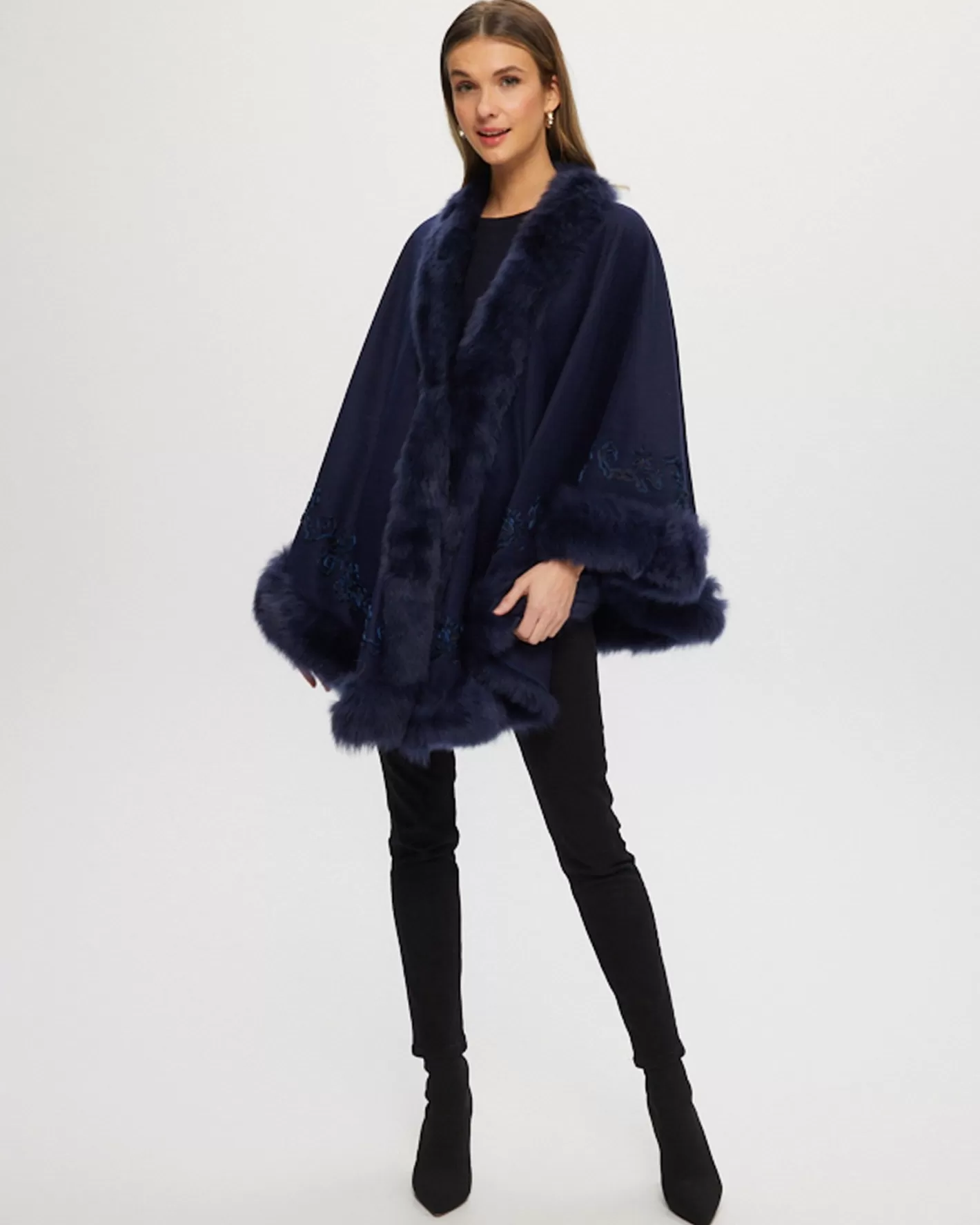 Cape GORSKI Montréal pour femme - Mélange luxueux cachemire et laine mérinos avec parement en agneau Toscane et broderies raffinées - Édition exclusive pour élégance hivernale