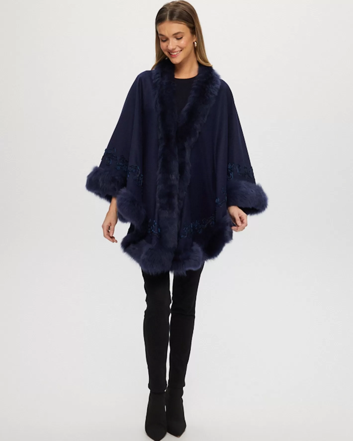Cape GORSKI Montréal pour femme - Mélange luxueux cachemire et laine mérinos avec parement en agneau Toscane et broderies raffinées - Édition exclusive pour élégance hivernale