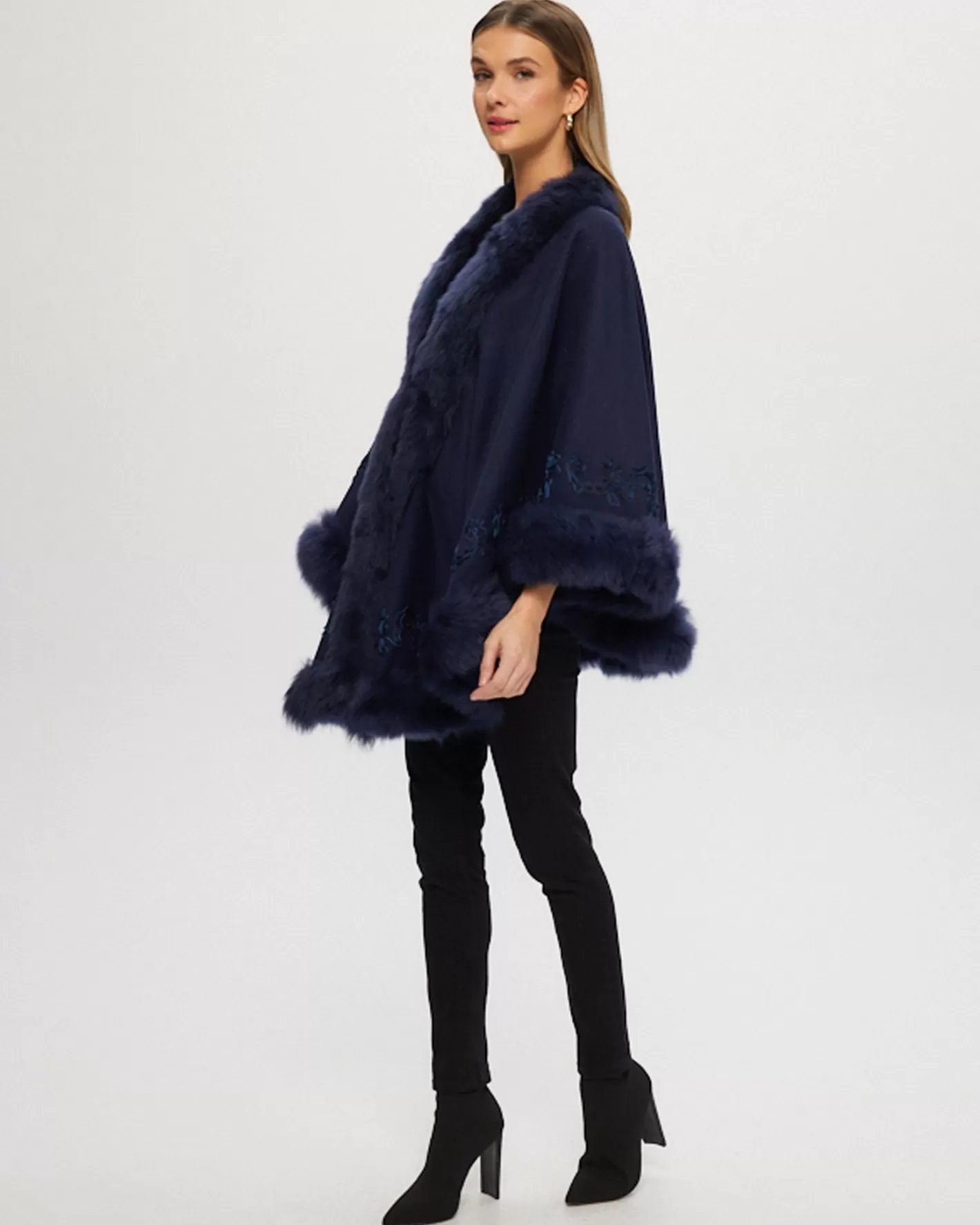 Cape GORSKI Montréal pour femme - Mélange luxueux cachemire et laine mérinos avec parement en agneau Toscane et broderies raffinées - Édition exclusive pour élégance hivernale