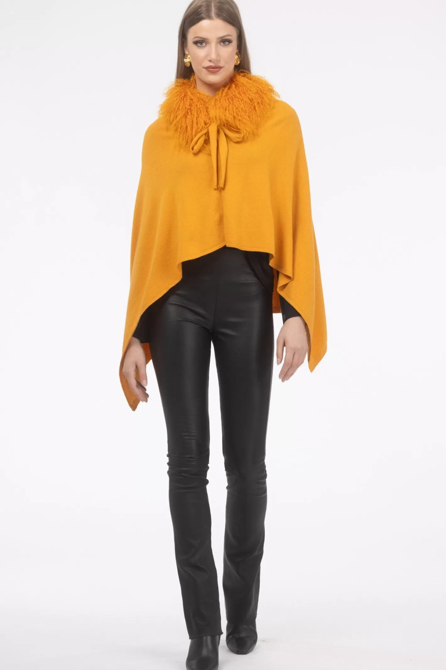 Poncho Femme Élégant GORSKI Montréal - Cachemire et Laine Mérinos avec Col en Agneau de Mongolie  

Douceur Haut de Gamme : Poncho Mixte en Mélange Premium pour Femmes  
Coloration Naturelle - Collar Doublure d'Agneau Mongol Authentique  
Style Urbain Montréalais Confortable pour Toutes Saisons