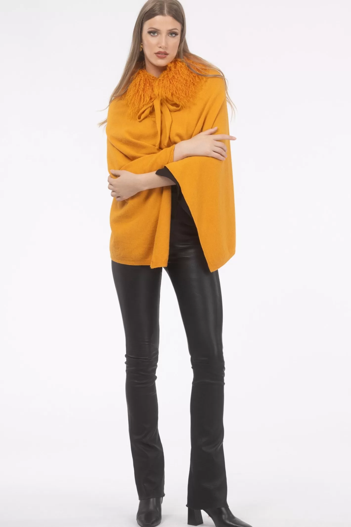 Poncho Femme Élégant GORSKI Montréal - Cachemire et Laine Mérinos avec Col en Agneau de Mongolie  

Douceur Haut de Gamme : Poncho Mixte en Mélange Premium pour Femmes  
Coloration Naturelle - Collar Doublure d'Agneau Mongol Authentique  
Style Urbain Montréalais Confortable pour Toutes Saisons