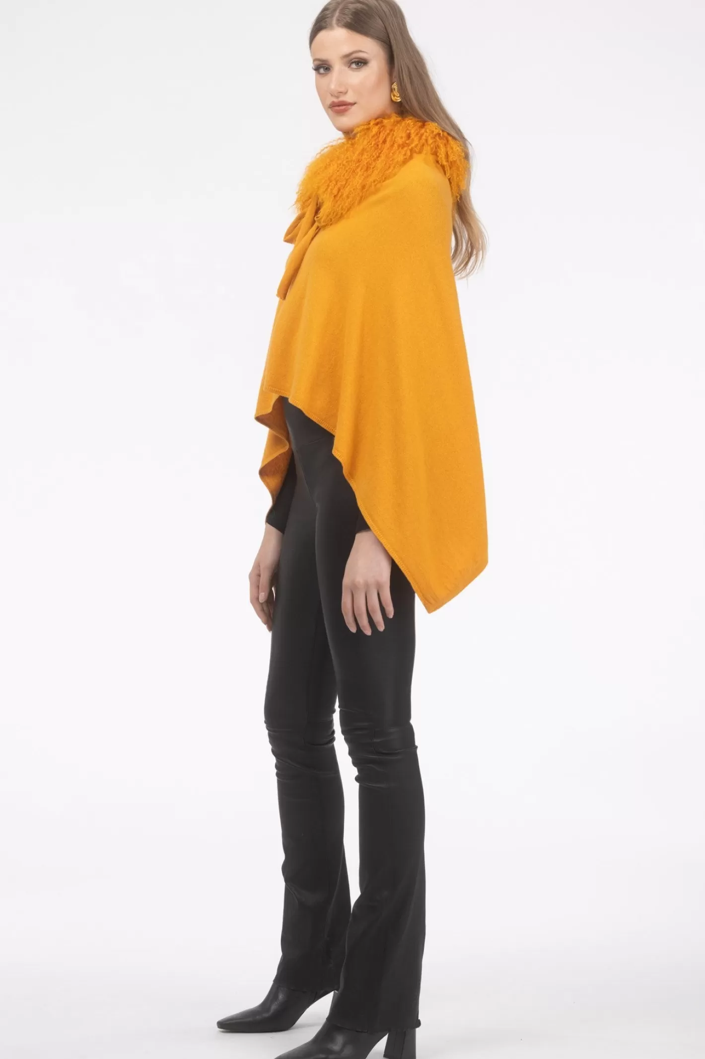 Poncho Femme Élégant GORSKI Montréal - Cachemire et Laine Mérinos avec Col en Agneau de Mongolie  

Douceur Haut de Gamme : Poncho Mixte en Mélange Premium pour Femmes  
Coloration Naturelle - Collar Doublure d'Agneau Mongol Authentique  
Style Urbain Montréalais Confortable pour Toutes Saisons