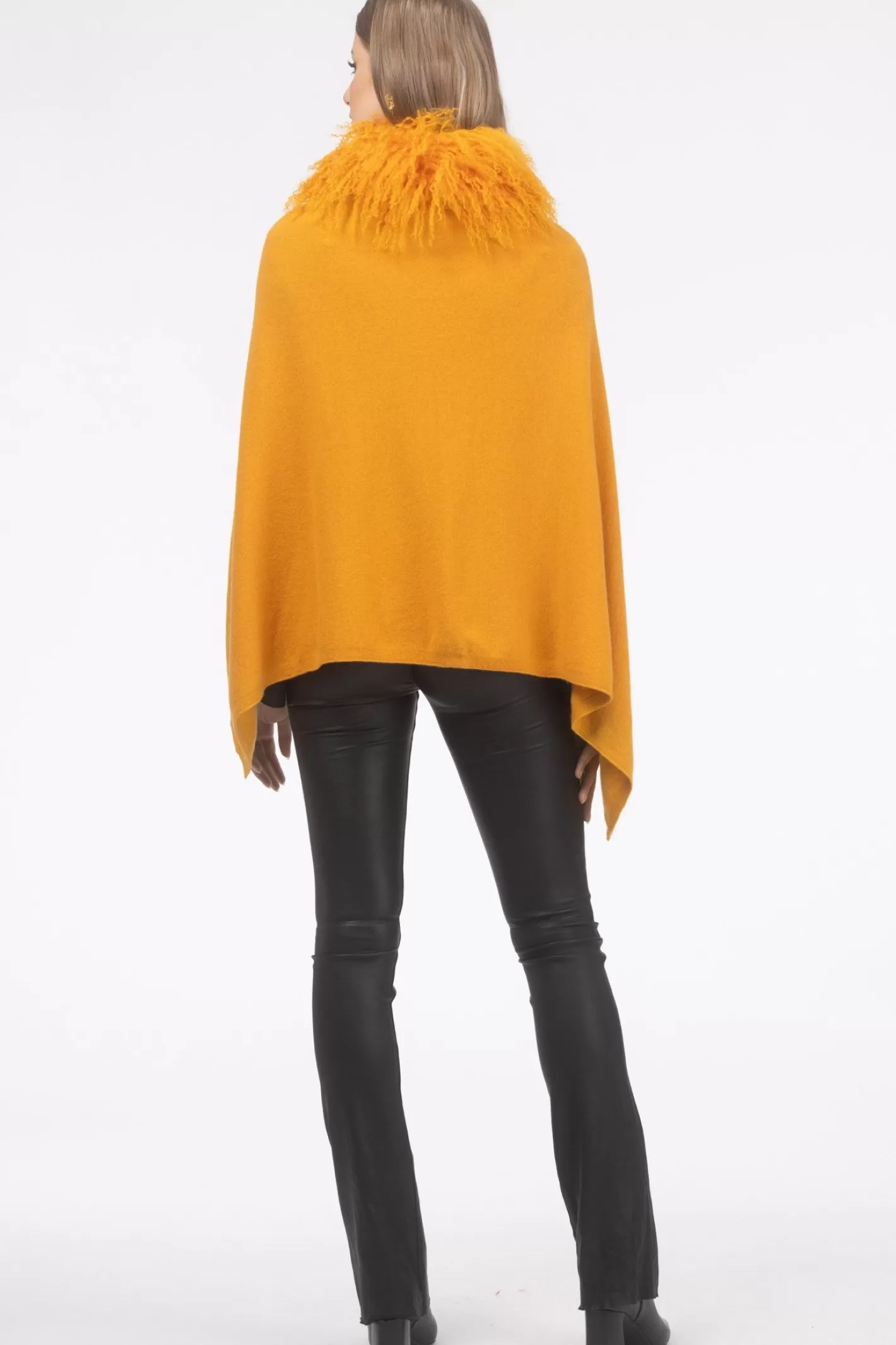 Poncho Femme Élégant GORSKI Montréal - Cachemire et Laine Mérinos avec Col en Agneau de Mongolie  

Douceur Haut de Gamme : Poncho Mixte en Mélange Premium pour Femmes  
Coloration Naturelle - Collar Doublure d'Agneau Mongol Authentique  
Style Urbain Montréalais Confortable pour Toutes Saisons