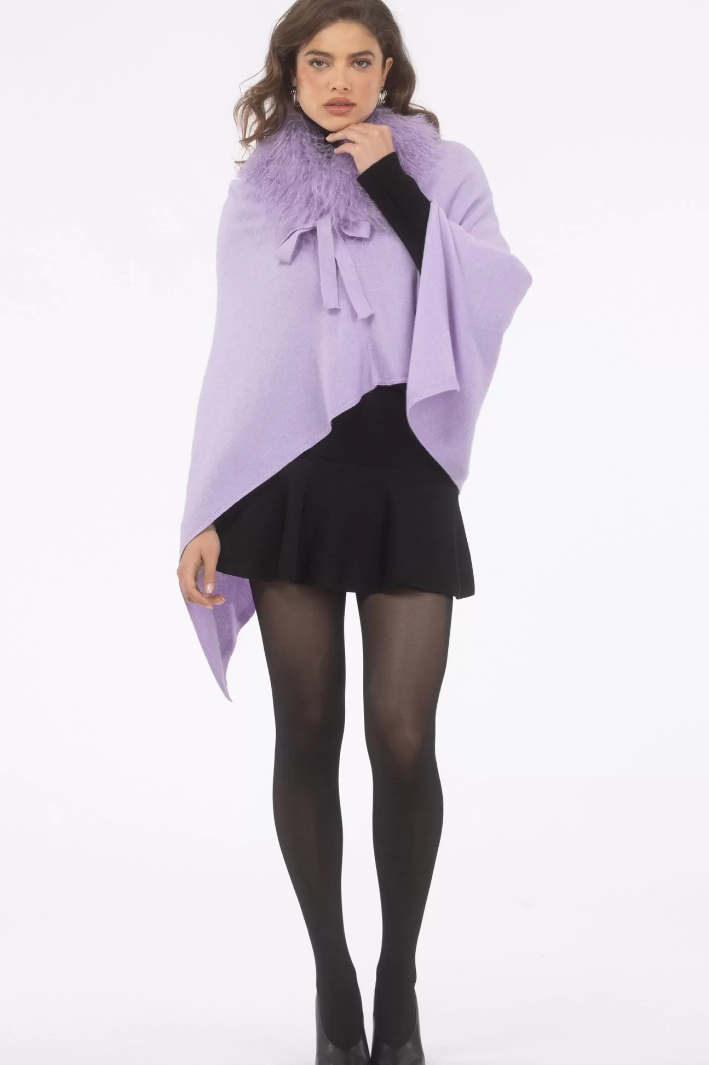 Poncho Femme Élégant GORSKI Montréal - Cachemire et Laine Mérinos avec Col en Agneau de Mongolie  

Douceur Haut de Gamme : Poncho Mixte en Mélange Premium pour Femmes  
Coloration Naturelle - Collar Doublure d'Agneau Mongol Authentique  
Style Urbain Montréalais Confortable pour Toutes Saisons