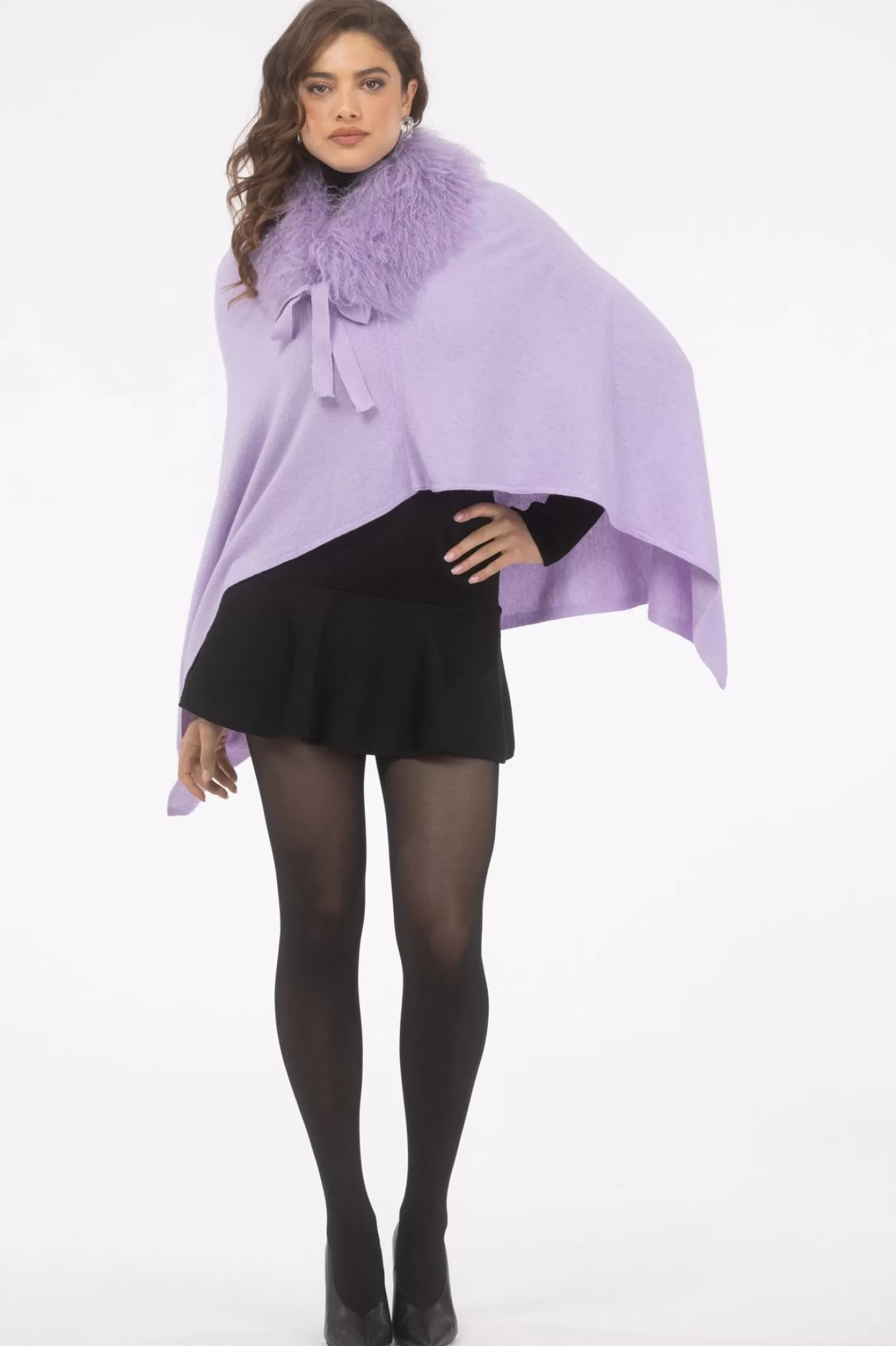 Poncho Femme Élégant GORSKI Montréal - Cachemire et Laine Mérinos avec Col en Agneau de Mongolie  

Douceur Haut de Gamme : Poncho Mixte en Mélange Premium pour Femmes  
Coloration Naturelle - Collar Doublure d'Agneau Mongol Authentique  
Style Urbain Montréalais Confortable pour Toutes Saisons