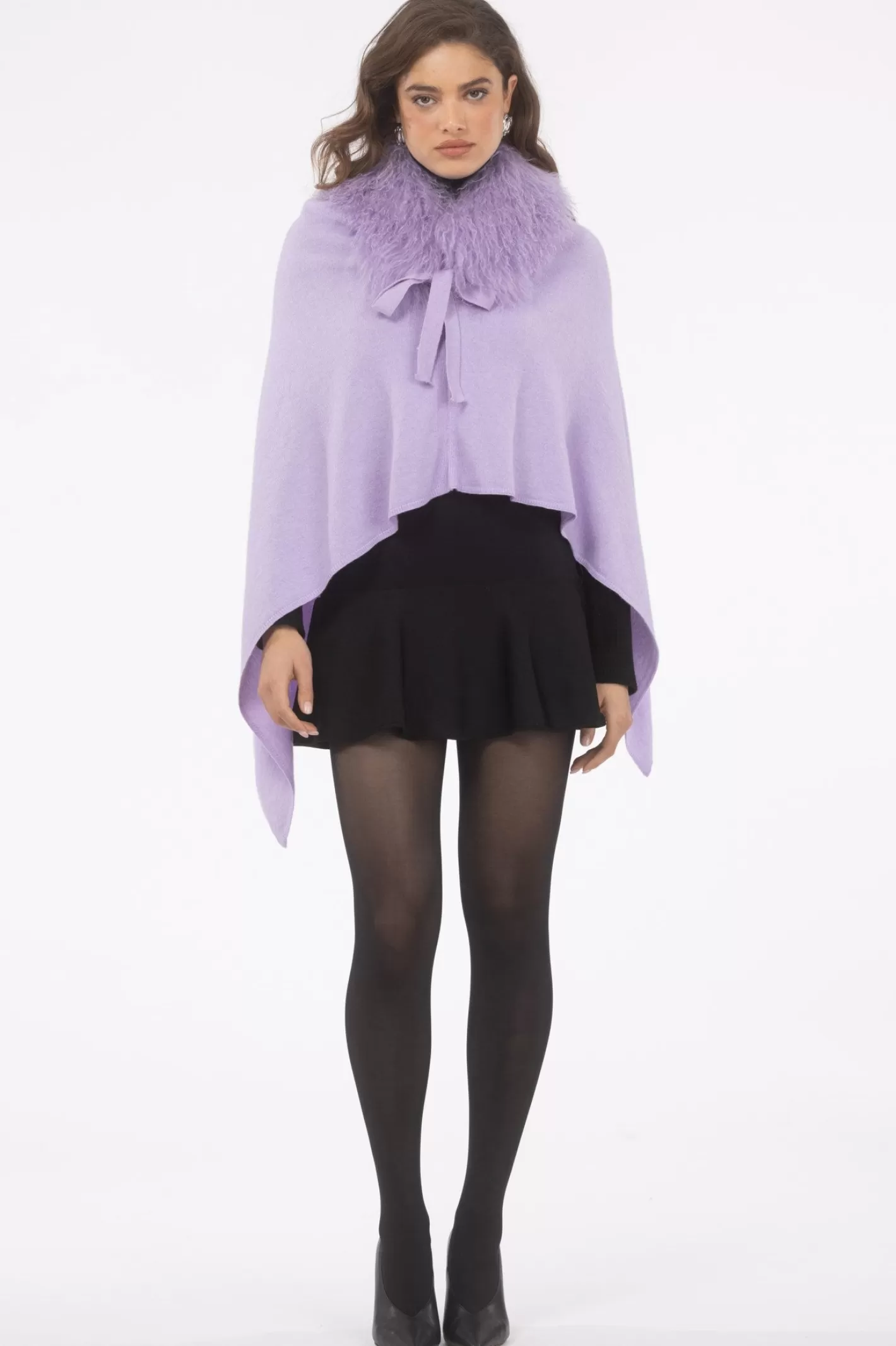 Poncho Femme Élégant GORSKI Montréal - Cachemire et Laine Mérinos avec Col en Agneau de Mongolie  

Douceur Haut de Gamme : Poncho Mixte en Mélange Premium pour Femmes  
Coloration Naturelle - Collar Doublure d'Agneau Mongol Authentique  
Style Urbain Montréalais Confortable pour Toutes Saisons