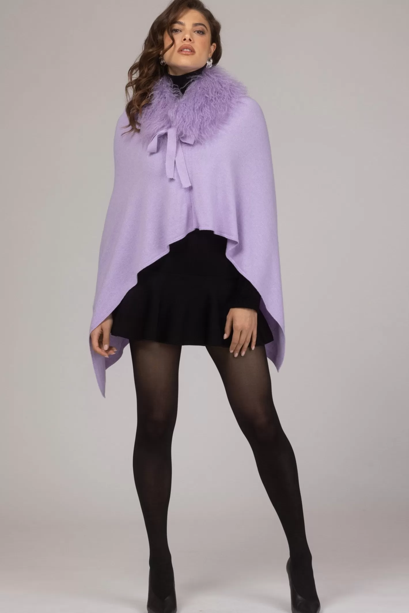 Poncho Femme Élégant GORSKI Montréal - Cachemire et Laine Mérinos avec Col en Agneau de Mongolie  

Douceur Haut de Gamme : Poncho Mixte en Mélange Premium pour Femmes  
Coloration Naturelle - Collar Doublure d'Agneau Mongol Authentique  
Style Urbain Montréalais Confortable pour Toutes Saisons