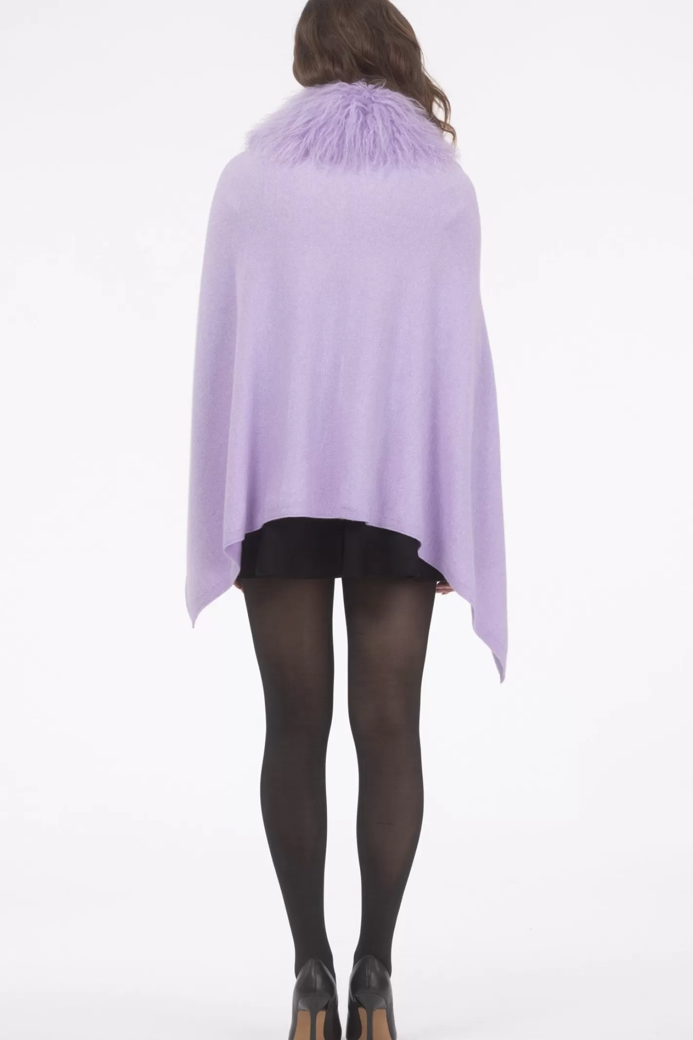 Poncho Femme Élégant GORSKI Montréal - Cachemire et Laine Mérinos avec Col en Agneau de Mongolie  

Douceur Haut de Gamme : Poncho Mixte en Mélange Premium pour Femmes  
Coloration Naturelle - Collar Doublure d'Agneau Mongol Authentique  
Style Urbain Montréalais Confortable pour Toutes Saisons