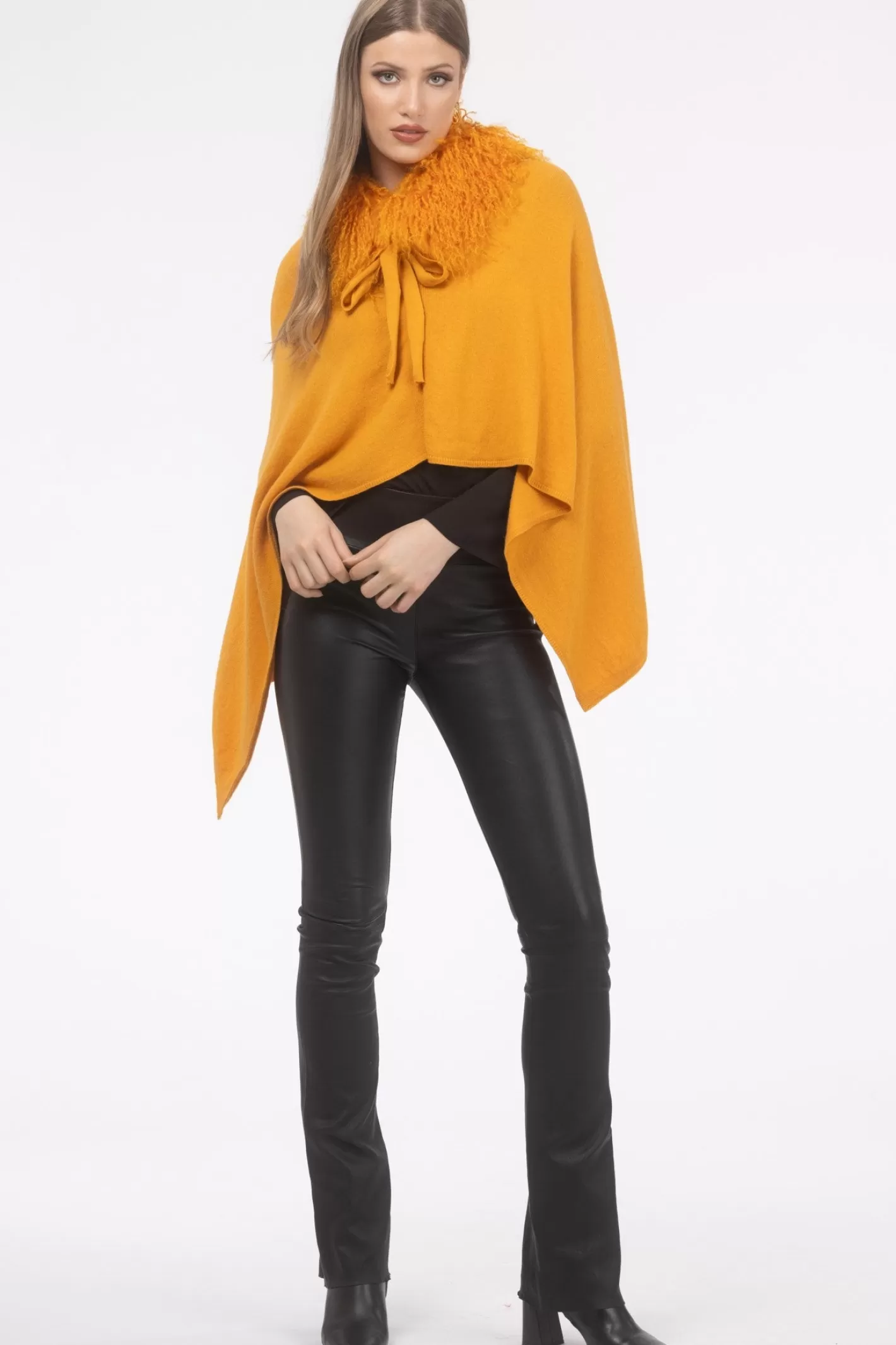 Poncho Femme Élégant GORSKI Montréal - Cachemire et Laine Mérinos avec Col en Agneau de Mongolie  

Douceur Haut de Gamme : Poncho Mixte en Mélange Premium pour Femmes  
Coloration Naturelle - Collar Doublure d'Agneau Mongol Authentique  
Style Urbain Montréalais Confortable pour Toutes Saisons