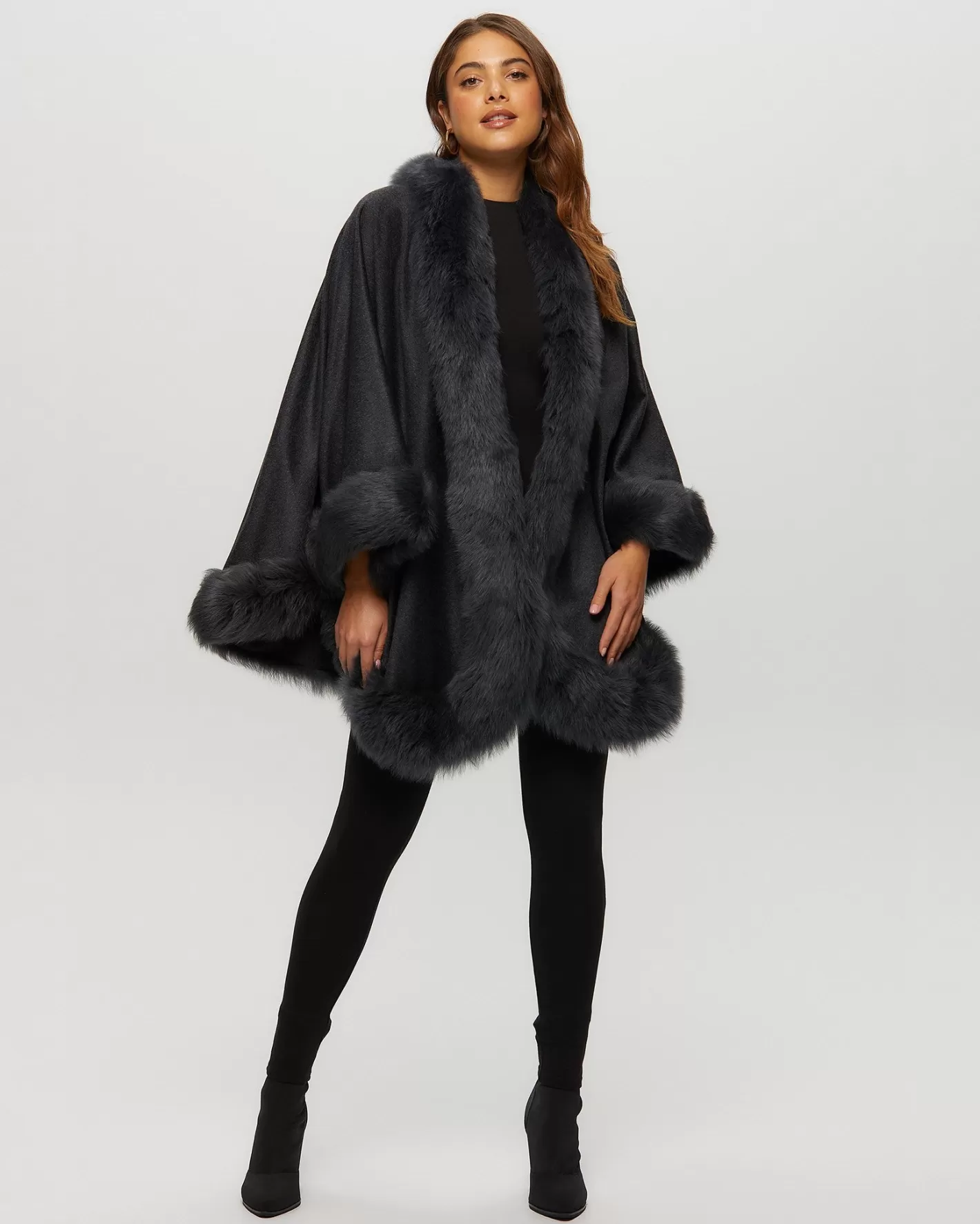 Cape féminine en cachemire GORSKI Montréal - Doublure luxueuse en agneau Toscan pour un hiver élégant