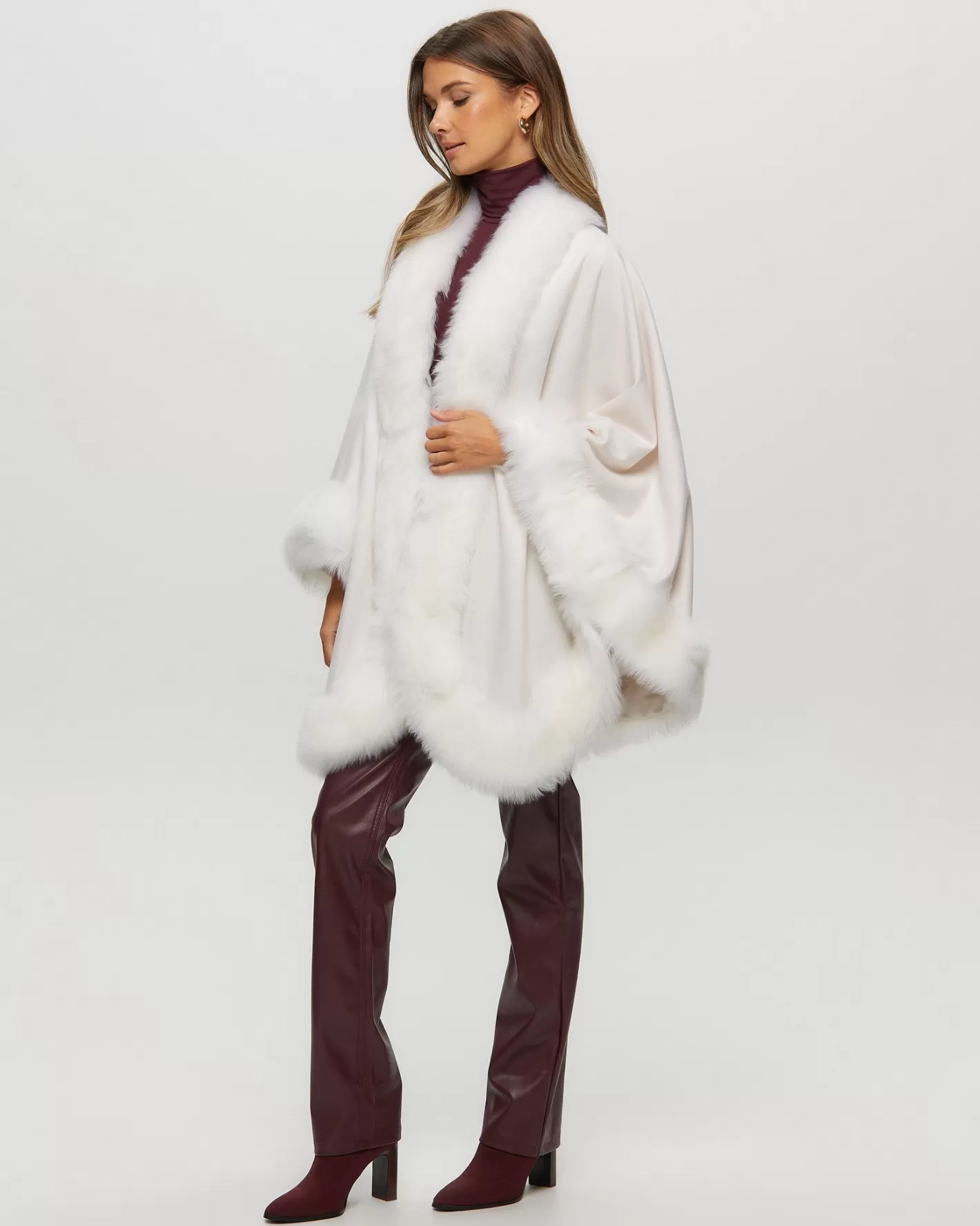 Cape féminine en cachemire GORSKI Montréal - Doublure luxueuse en agneau Toscan pour un hiver élégant