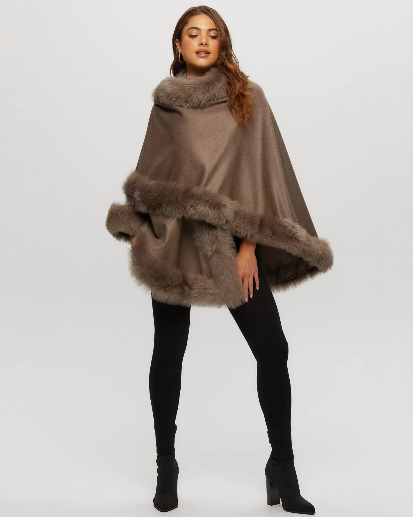 Cape féminine en cachemire GORSKI Montréal - Doublure luxueuse en agneau Toscan pour un hiver élégant