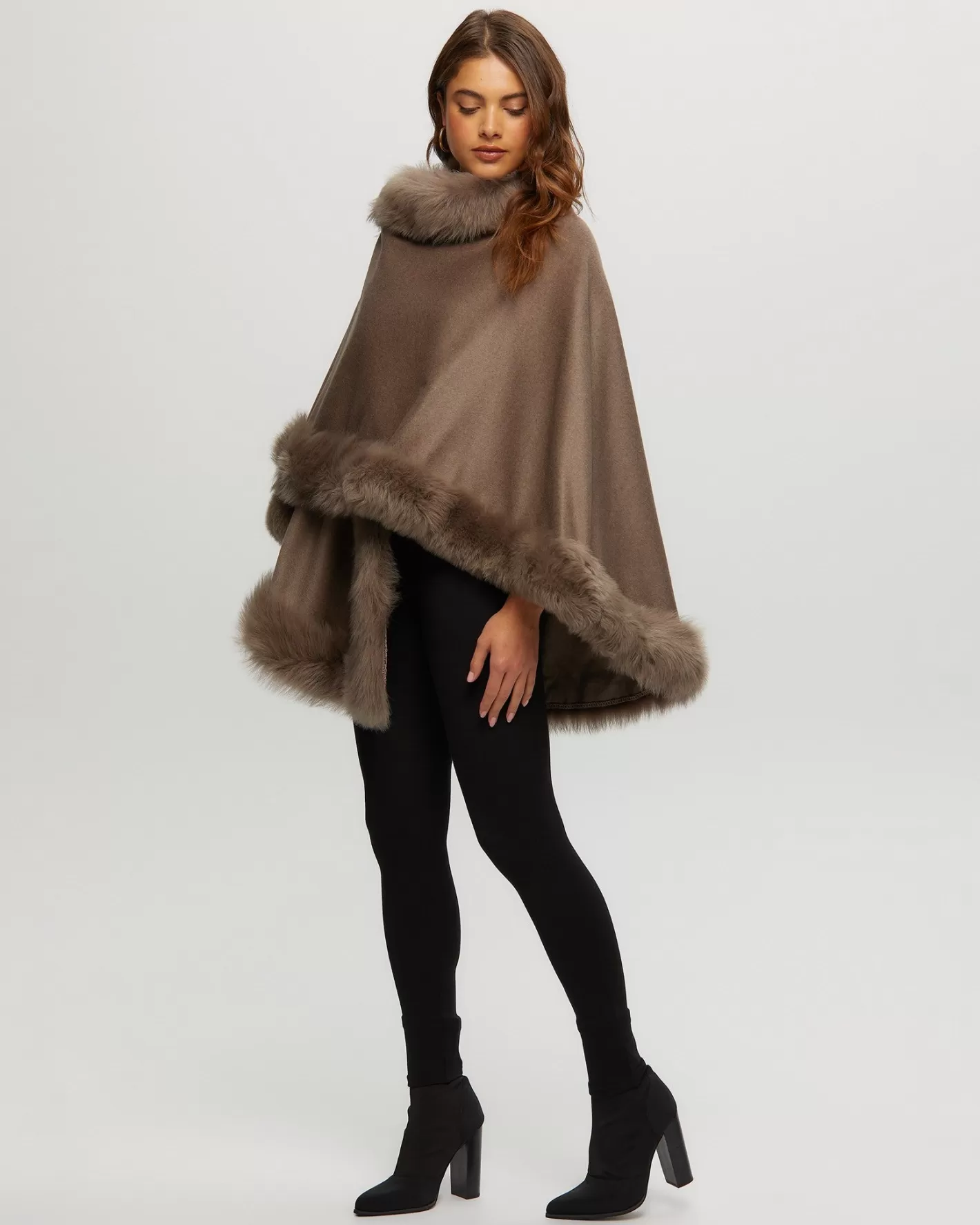 Cape féminine en cachemire GORSKI Montréal - Doublure luxueuse en agneau Toscan pour un hiver élégant