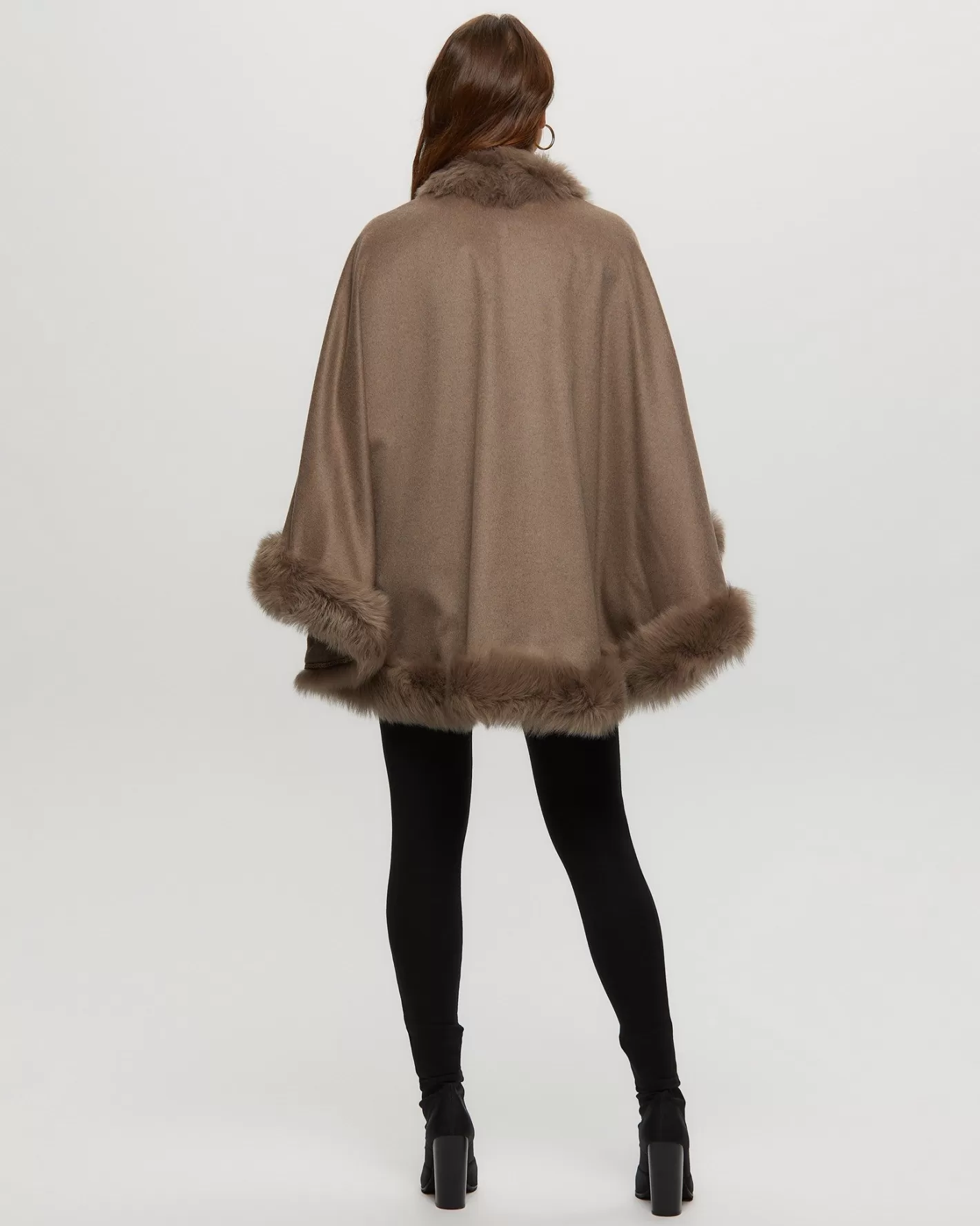 Cape féminine en cachemire GORSKI Montréal - Doublure luxueuse en agneau Toscan pour un hiver élégant