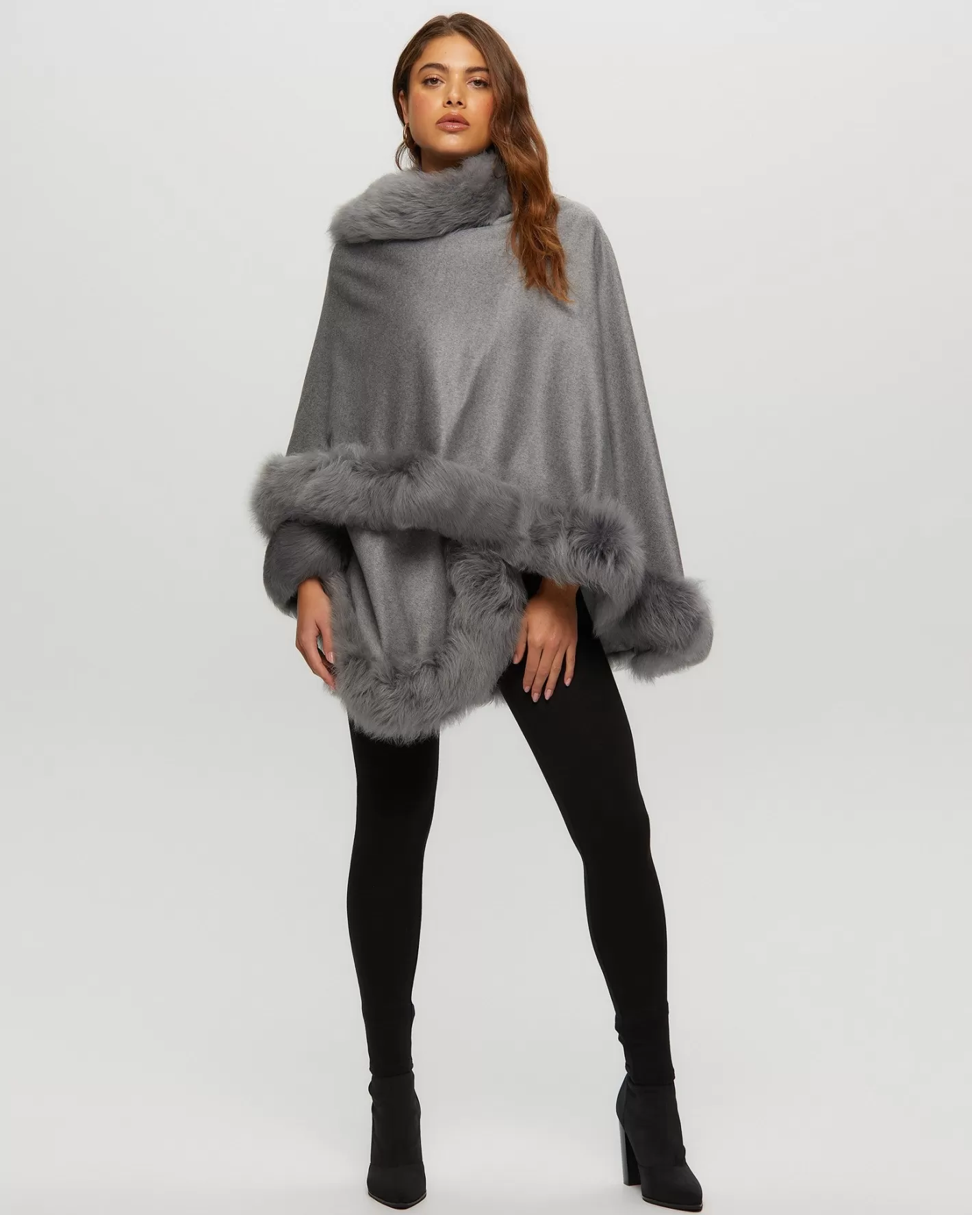 Cape féminine en cachemire GORSKI Montréal - Doublure luxueuse en agneau Toscan pour un hiver élégant