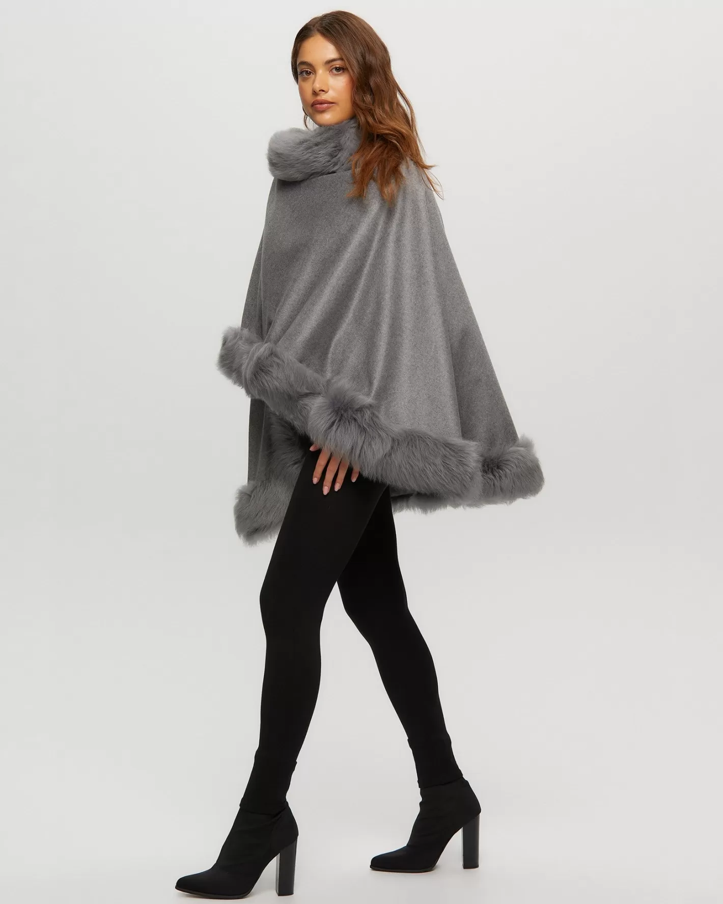 Cape féminine en cachemire GORSKI Montréal - Doublure luxueuse en agneau Toscan pour un hiver élégant