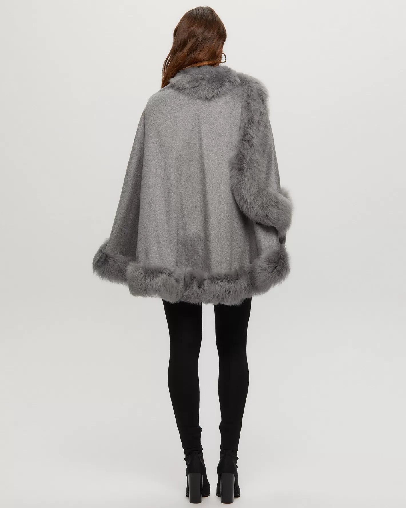Cape féminine en cachemire GORSKI Montréal - Doublure luxueuse en agneau Toscan pour un hiver élégant