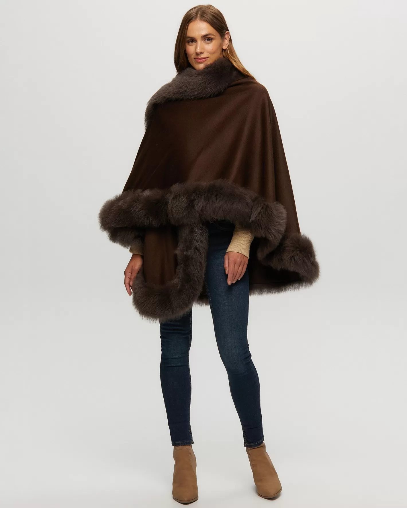 Cape féminine en cachemire GORSKI Montréal - Doublure luxueuse en agneau Toscan pour un hiver élégant