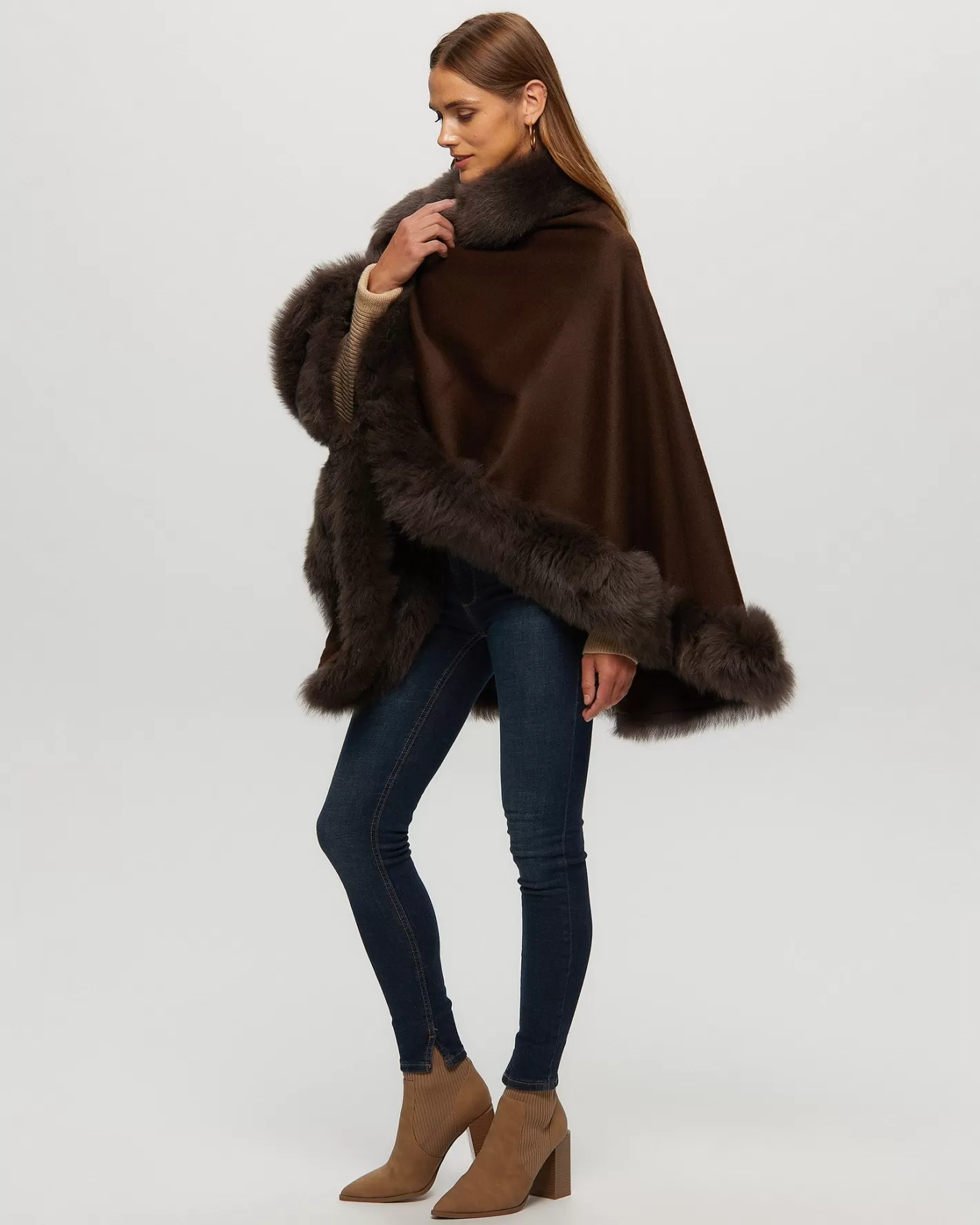 Cape féminine en cachemire GORSKI Montréal - Doublure luxueuse en agneau Toscan pour un hiver élégant