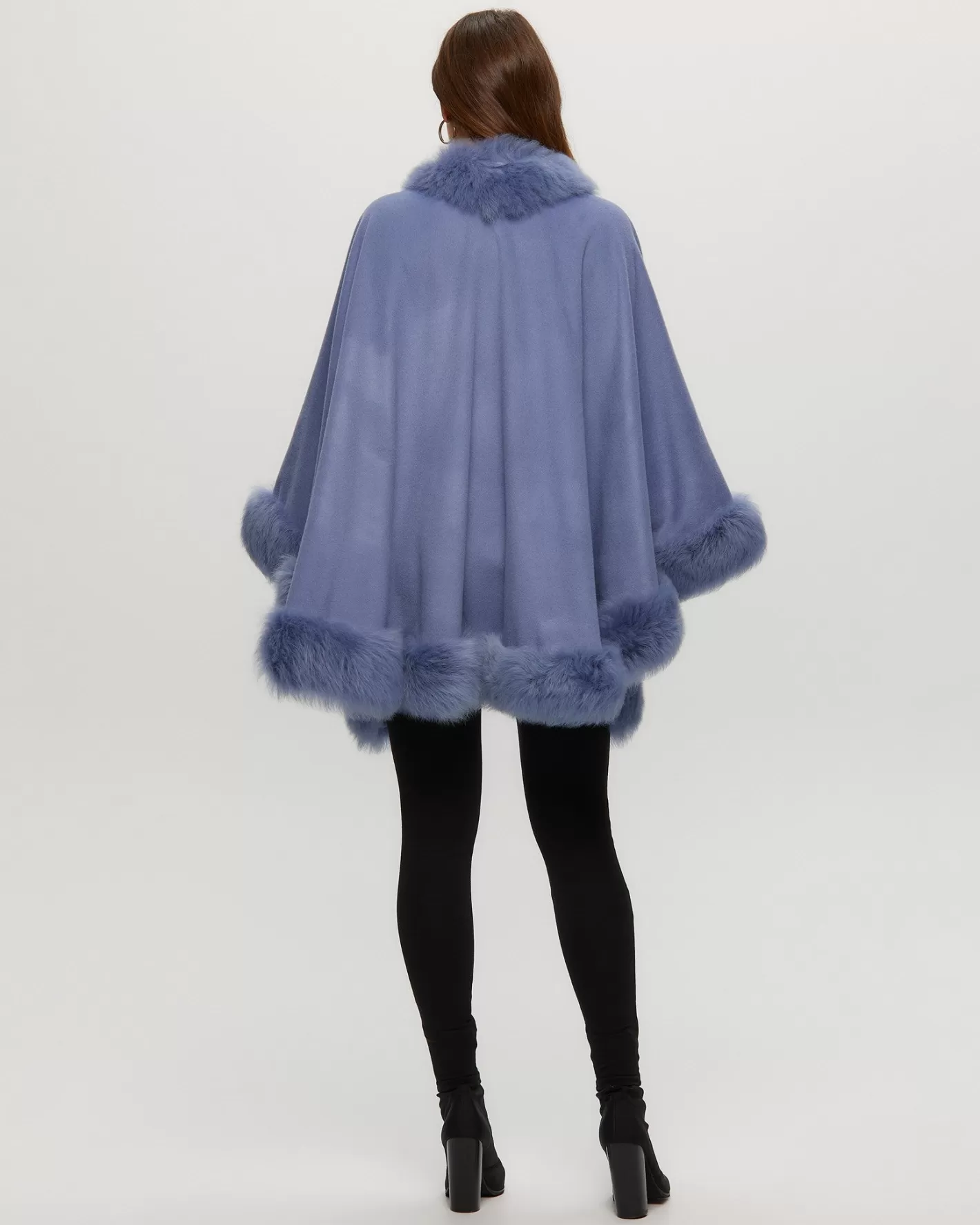 Cape féminine en cachemire GORSKI Montréal - Doublure luxueuse en agneau Toscan pour un hiver élégant
