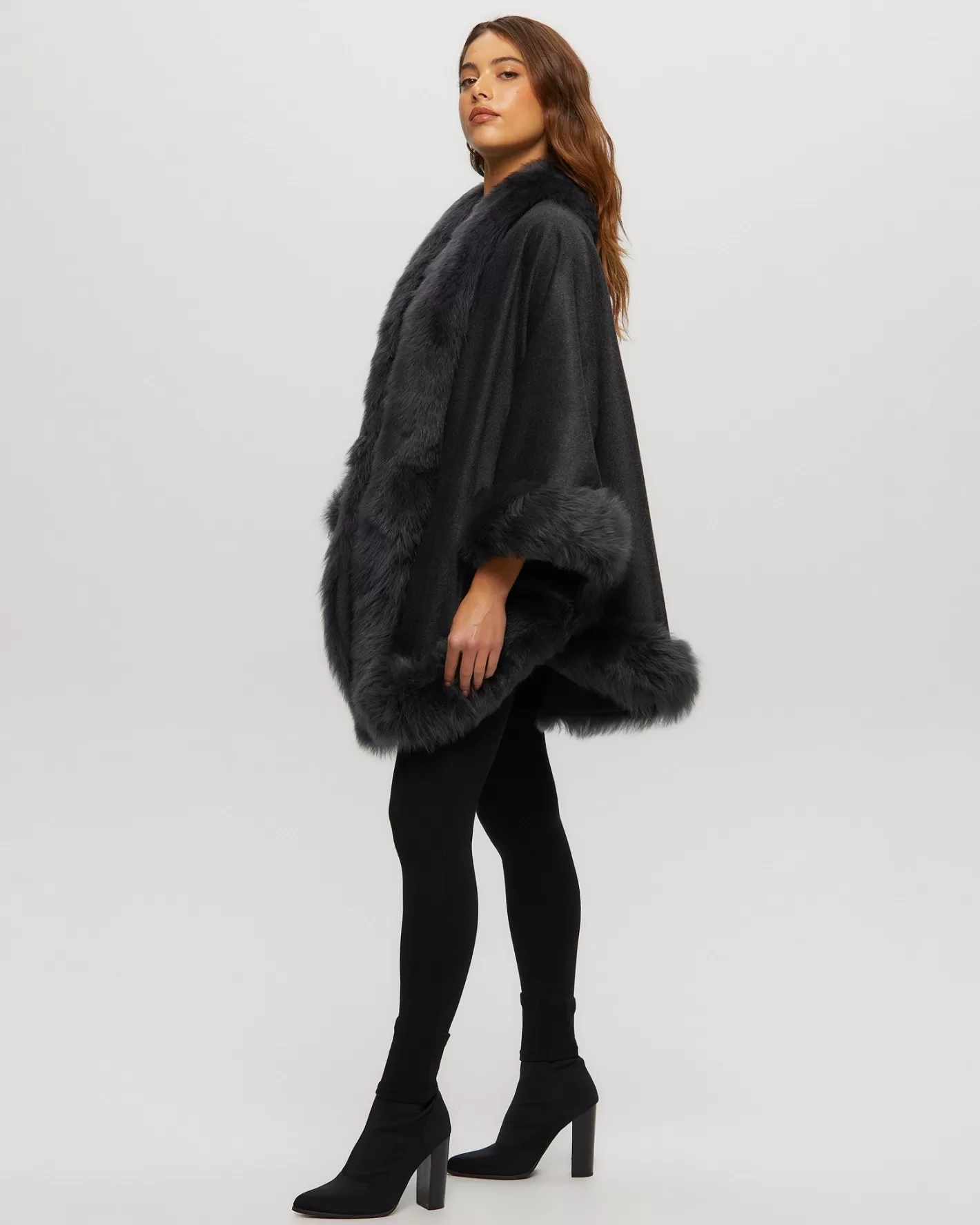 Cape féminine en cachemire GORSKI Montréal - Doublure luxueuse en agneau Toscan pour un hiver élégant