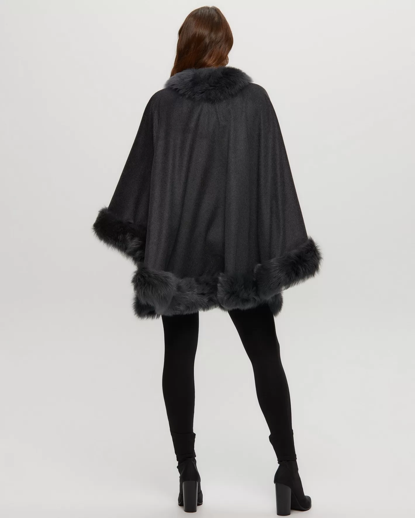 Cape féminine en cachemire GORSKI Montréal - Doublure luxueuse en agneau Toscan pour un hiver élégant