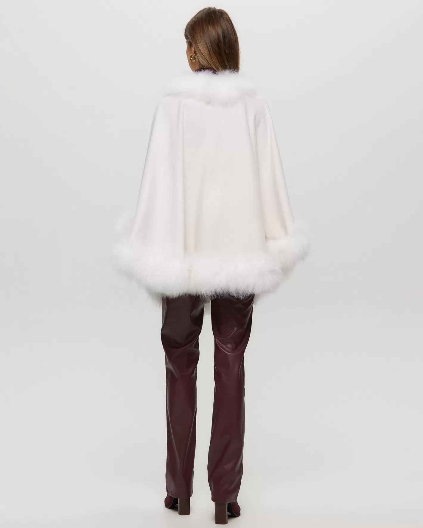 Cape en cachemire doux pour femme – Garniture en agneau shearling toscan – Collection exclusive Montréal by GORSKI