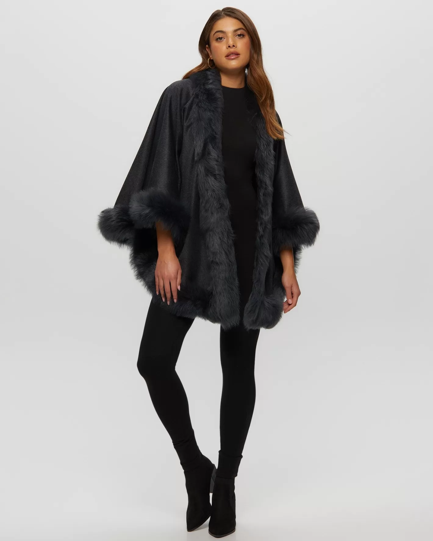 Cape en cachemire doux pour femme – Garniture en agneau shearling toscan – Collection exclusive Montréal by GORSKI