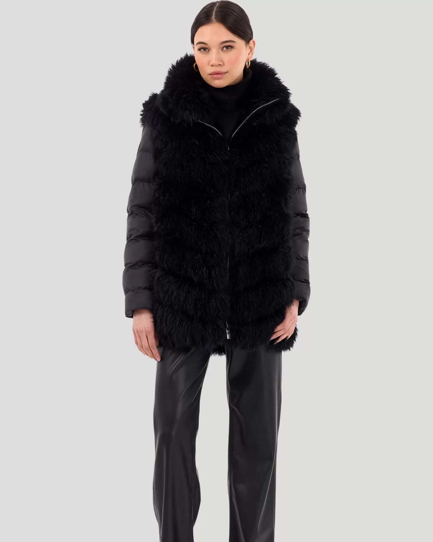 Veste Femme en Cachemire de Chèvre - Motif Chevron Modulable par GORSKI Montréal 

Sélection exclusive : Manteau d'hiver avec manches matelassées amovibles - Design ajustable pour style sur-mesure 

(Note : J'ai restructuré les éléments clés en utilisant des formulations courantes en français québécois, ajouté des traits d'union stratégiques et une segmentation naturelle pour évoquer le luxe artisanal. Les termes 