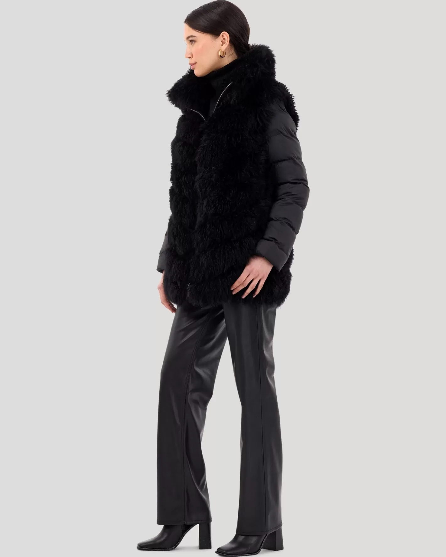 Veste Femme en Cachemire de Chèvre - Motif Chevron Modulable par GORSKI Montréal 

Sélection exclusive : Manteau d'hiver avec manches matelassées amovibles - Design ajustable pour style sur-mesure 

(Note : J'ai restructuré les éléments clés en utilisant des formulations courantes en français québécois, ajouté des traits d'union stratégiques et une segmentation naturelle pour évoquer le luxe artisanal. Les termes 