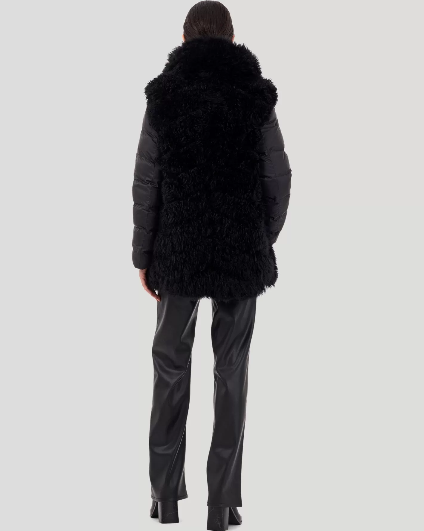 Veste Femme en Cachemire de Chèvre - Motif Chevron Modulable par GORSKI Montréal 

Sélection exclusive : Manteau d'hiver avec manches matelassées amovibles - Design ajustable pour style sur-mesure 

(Note : J'ai restructuré les éléments clés en utilisant des formulations courantes en français québécois, ajouté des traits d'union stratégiques et une segmentation naturelle pour évoquer le luxe artisanal. Les termes 