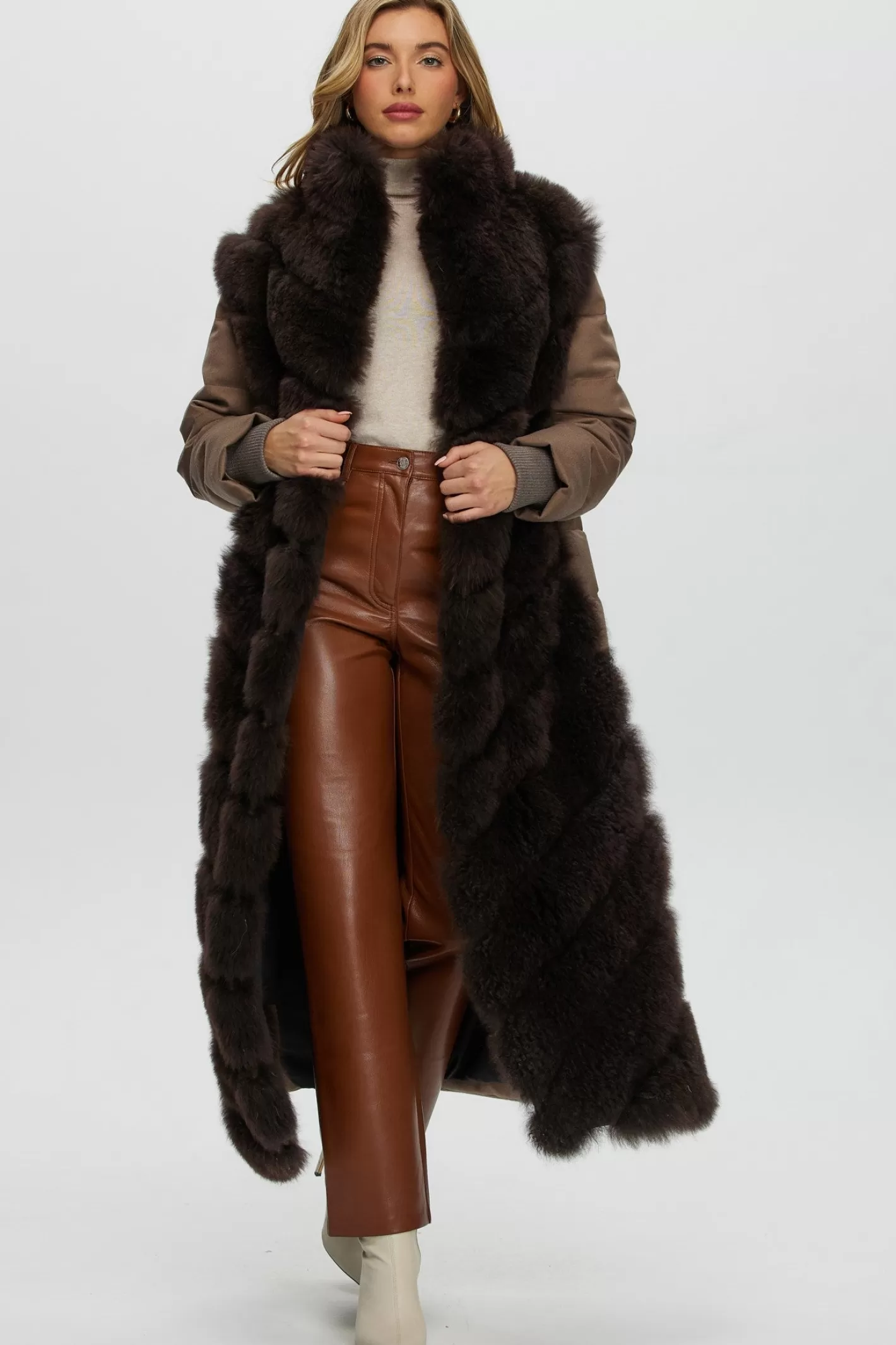 Manteau Hiver Femme GORSKI – Collection Montréal | Coupe Diagonal en Mélange Cachemire avec Manches et Dos Loro Piana – Élégance Hivernale & Luxe Minimaliste