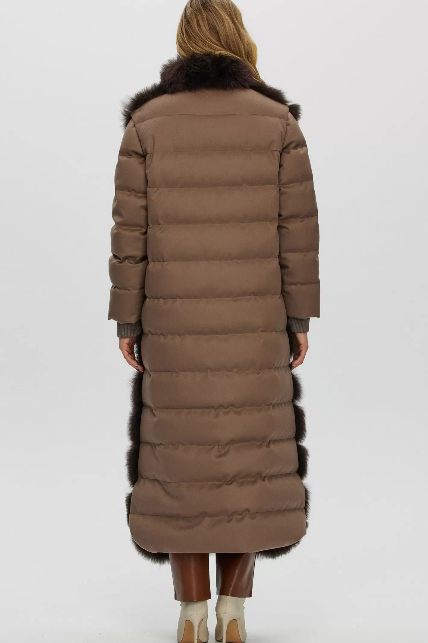 Manteau Hiver Femme GORSKI – Collection Montréal | Coupe Diagonal en Mélange Cachemire avec Manches et Dos Loro Piana – Élégance Hivernale & Luxe Minimaliste
