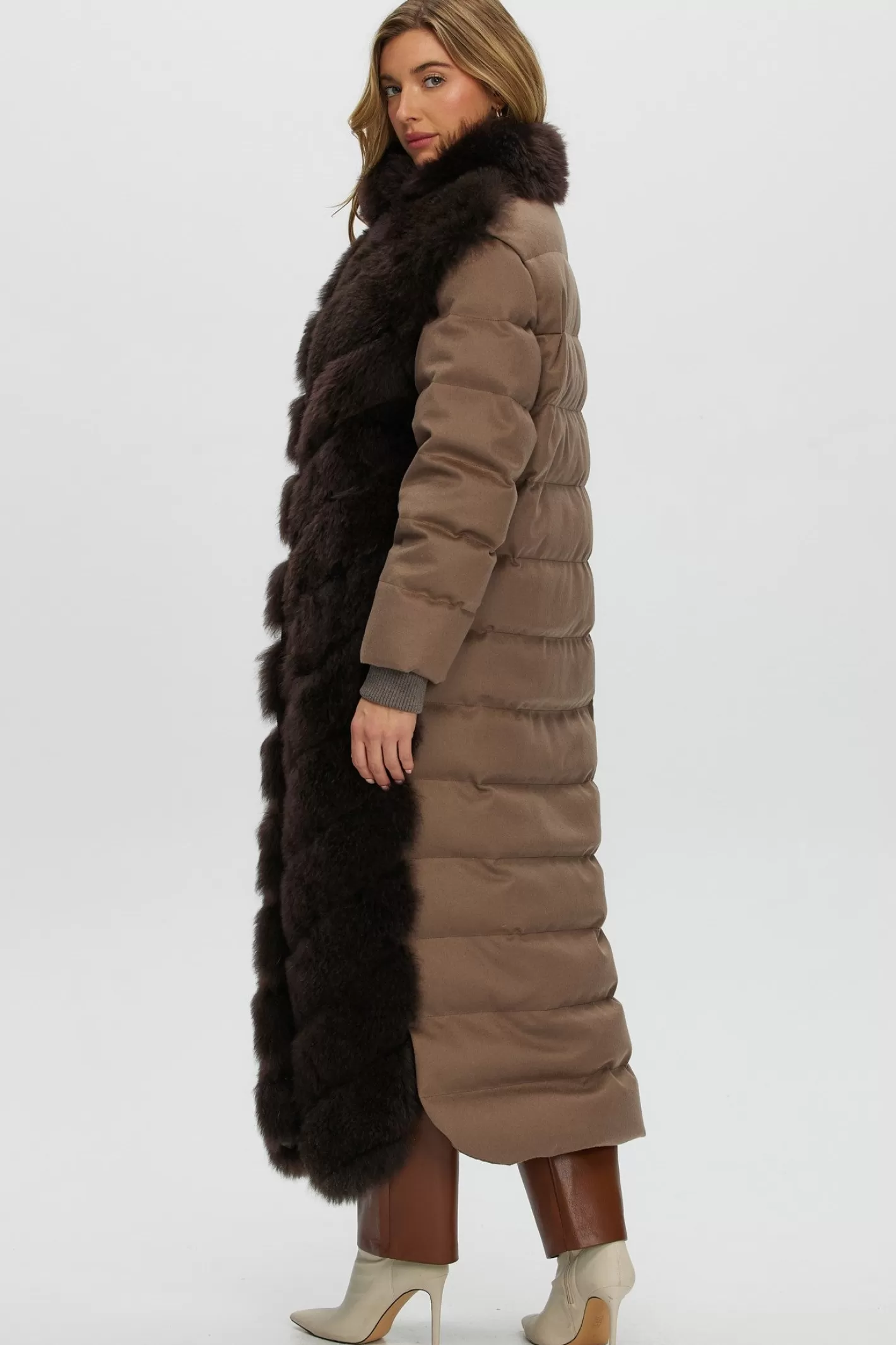 Manteau Hiver Femme GORSKI – Collection Montréal | Coupe Diagonal en Mélange Cachemire avec Manches et Dos Loro Piana – Élégance Hivernale & Luxe Minimaliste