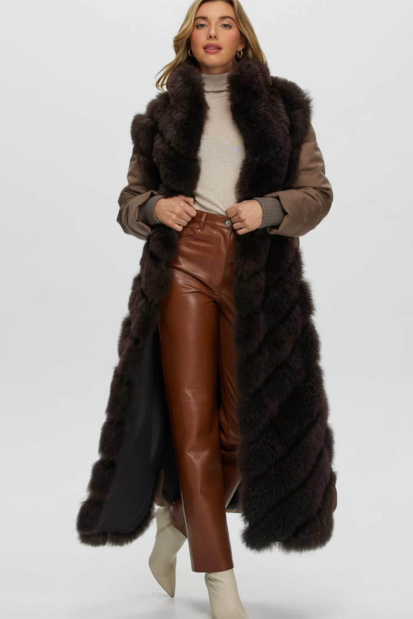 Manteau Hiver Femme GORSKI – Collection Montréal | Coupe Diagonal en Mélange Cachemire avec Manches et Dos Loro Piana – Élégance Hivernale & Luxe Minimaliste