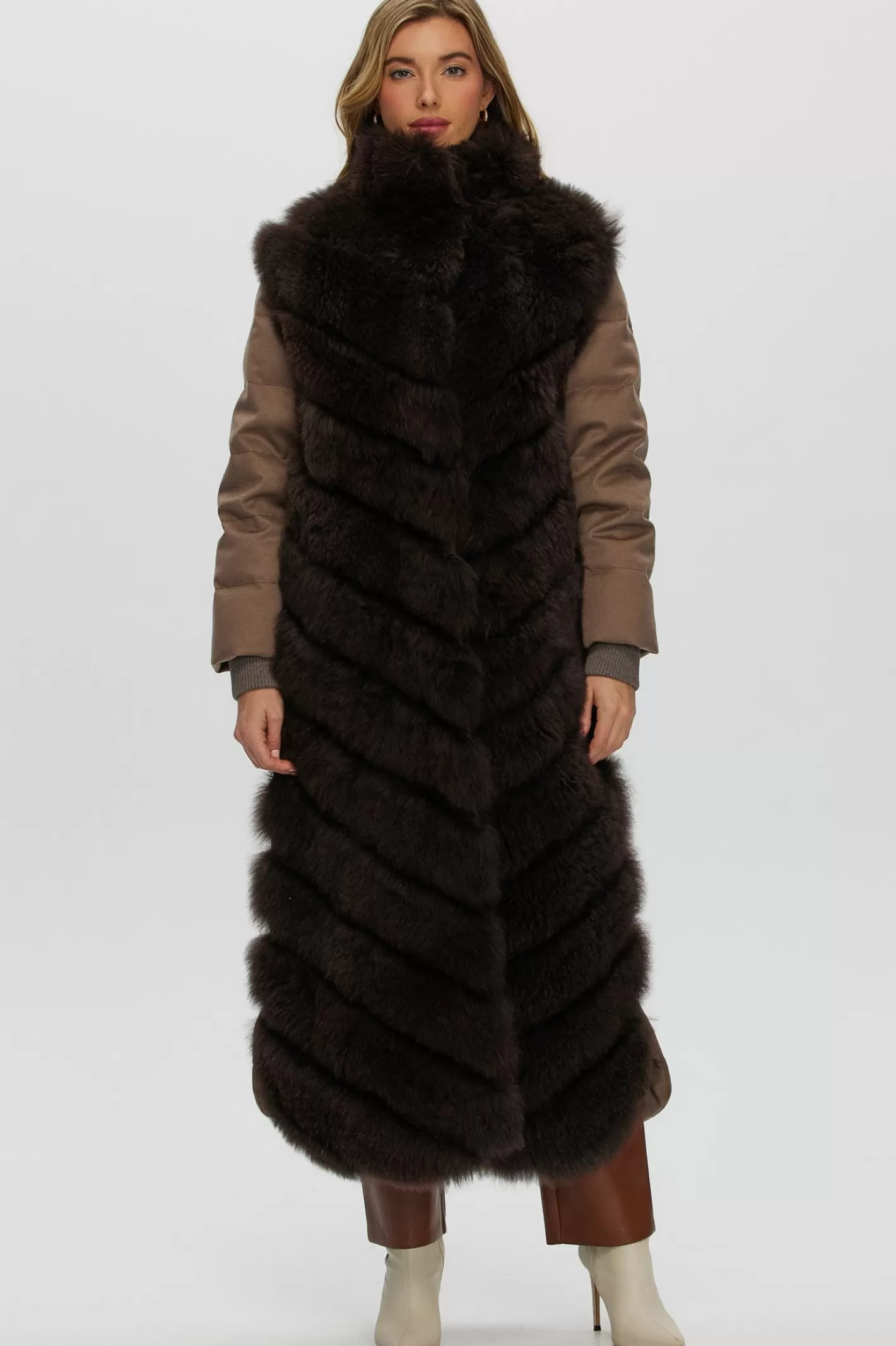Manteau Hiver Femme GORSKI – Collection Montréal | Coupe Diagonal en Mélange Cachemire avec Manches et Dos Loro Piana – Élégance Hivernale & Luxe Minimaliste