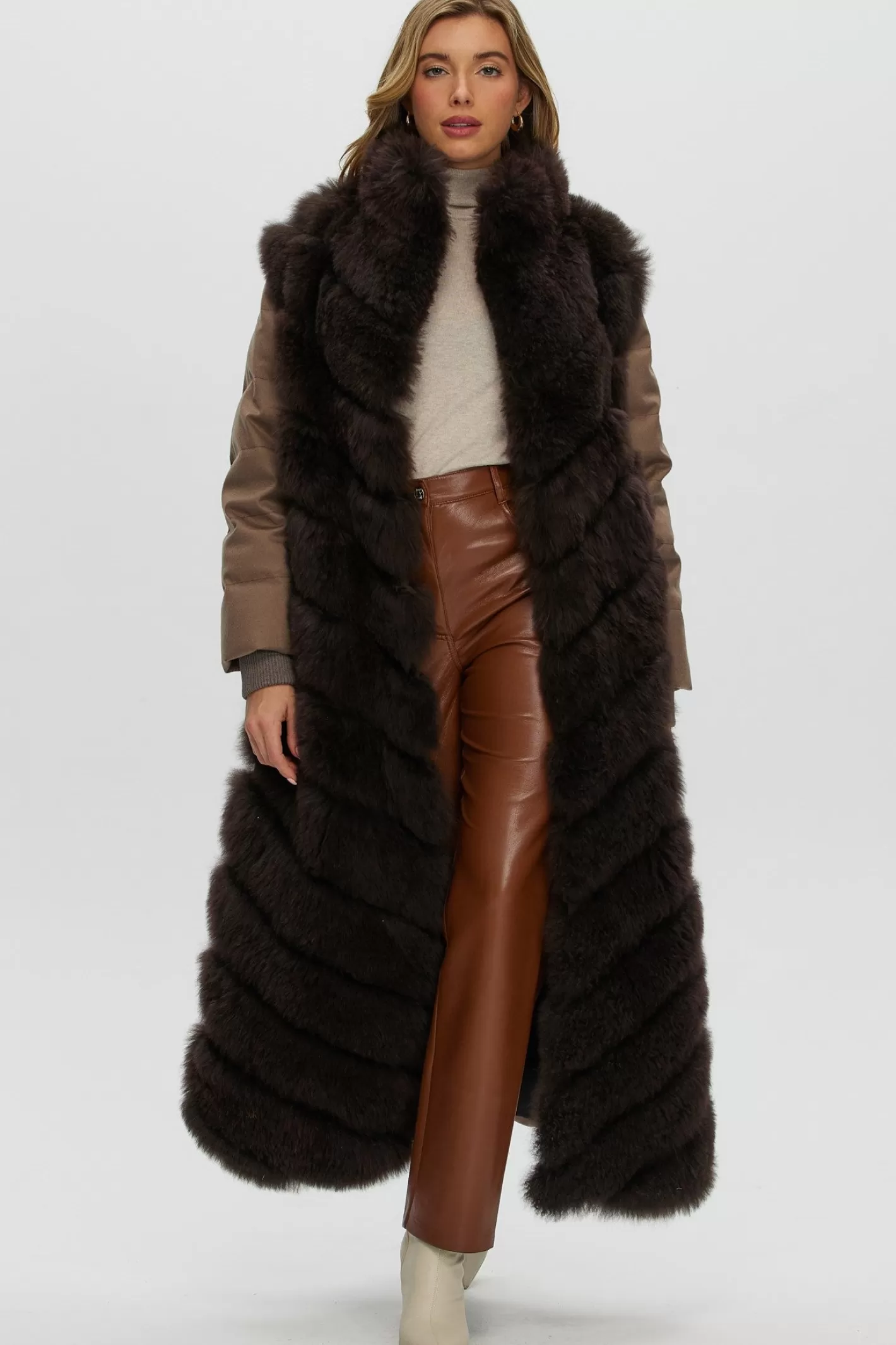 Manteau Hiver Femme GORSKI – Collection Montréal | Coupe Diagonal en Mélange Cachemire avec Manches et Dos Loro Piana – Élégance Hivernale & Luxe Minimaliste