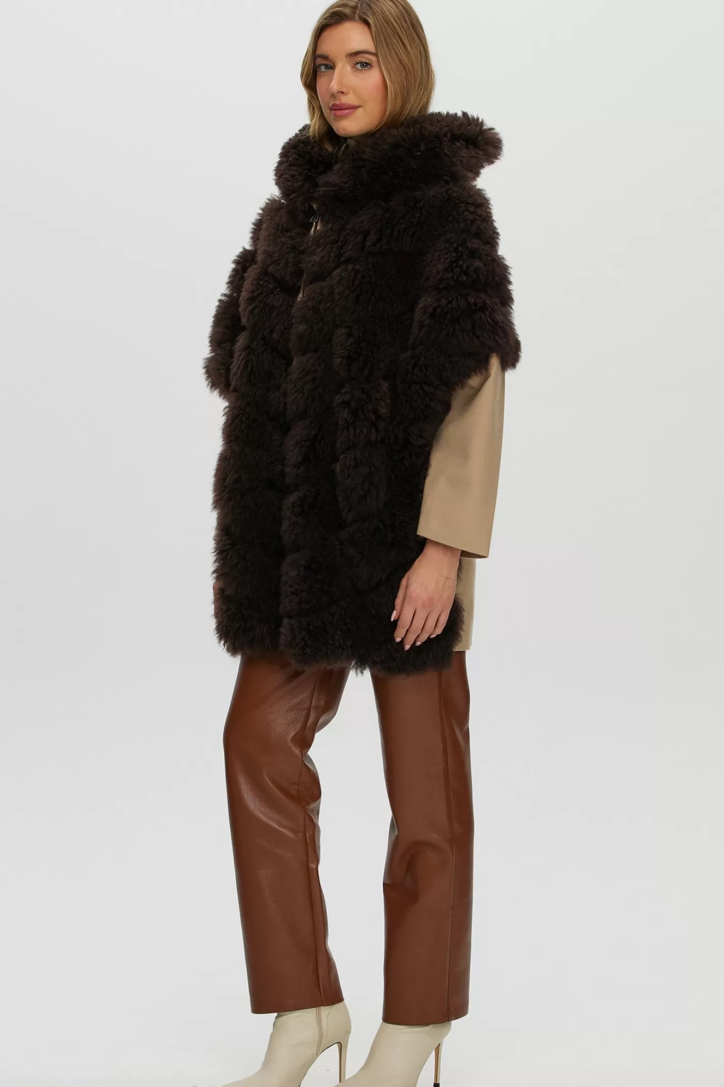 Parka d'hiver élégante GORSKI Montréal - Manteau femme exclusif en cachemire de chèvre avec coupe diagonale, dotée de manches et dos en cachemire luxe Loro Piana