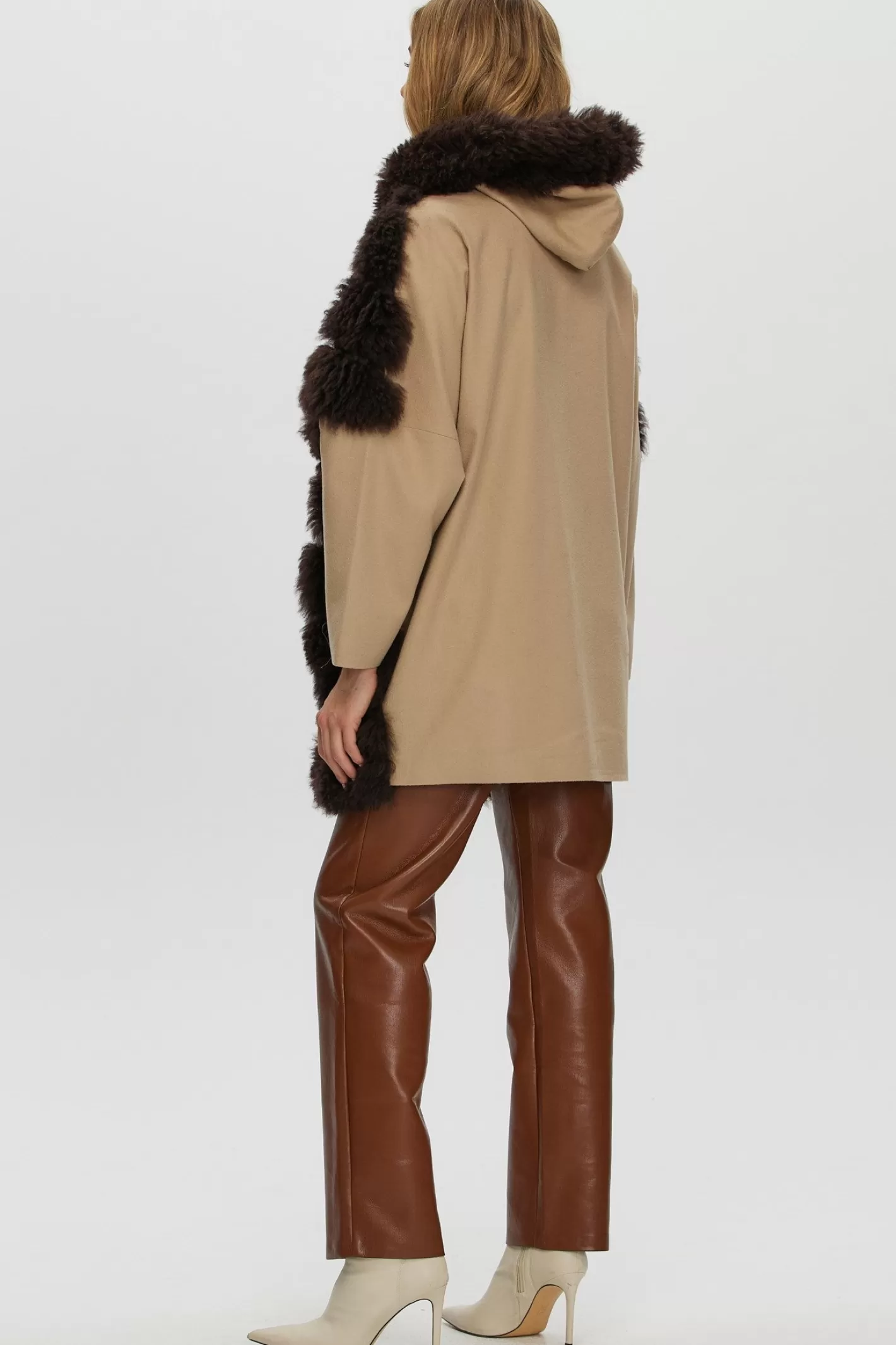 Parka d'hiver élégante GORSKI Montréal - Manteau femme exclusif en cachemire de chèvre avec coupe diagonale, dotée de manches et dos en cachemire luxe Loro Piana