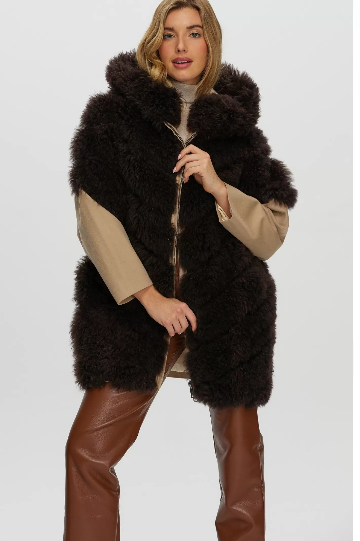 Parka d'hiver élégante GORSKI Montréal - Manteau femme exclusif en cachemire de chèvre avec coupe diagonale, dotée de manches et dos en cachemire luxe Loro Piana