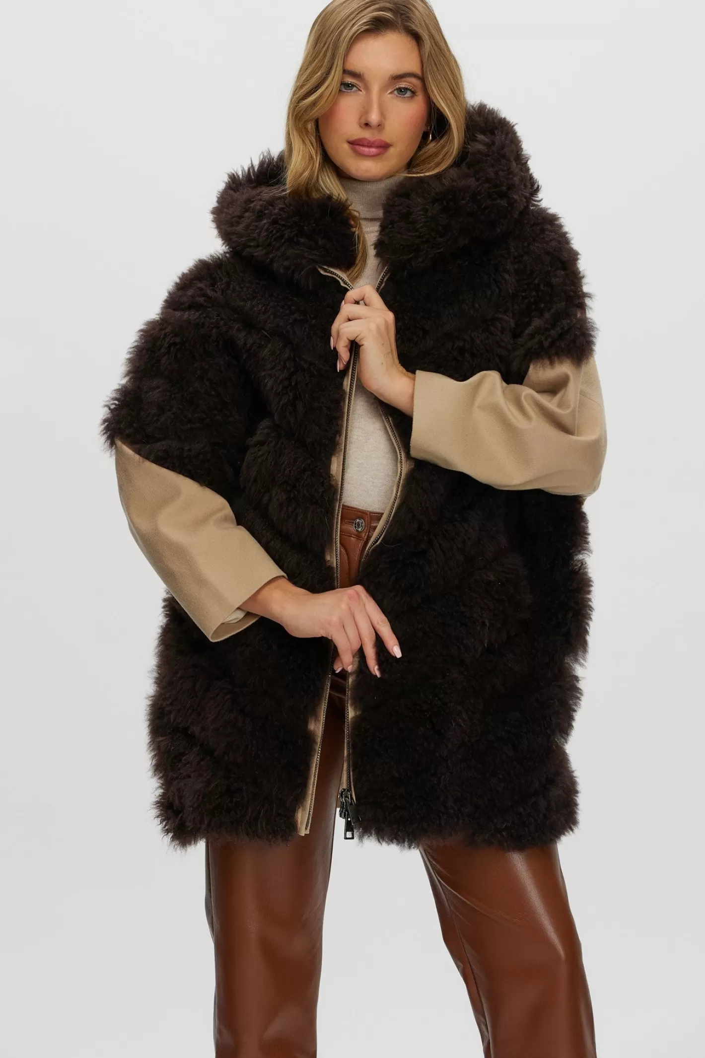 Parka d'hiver élégante GORSKI Montréal - Manteau femme exclusif en cachemire de chèvre avec coupe diagonale, dotée de manches et dos en cachemire luxe Loro Piana