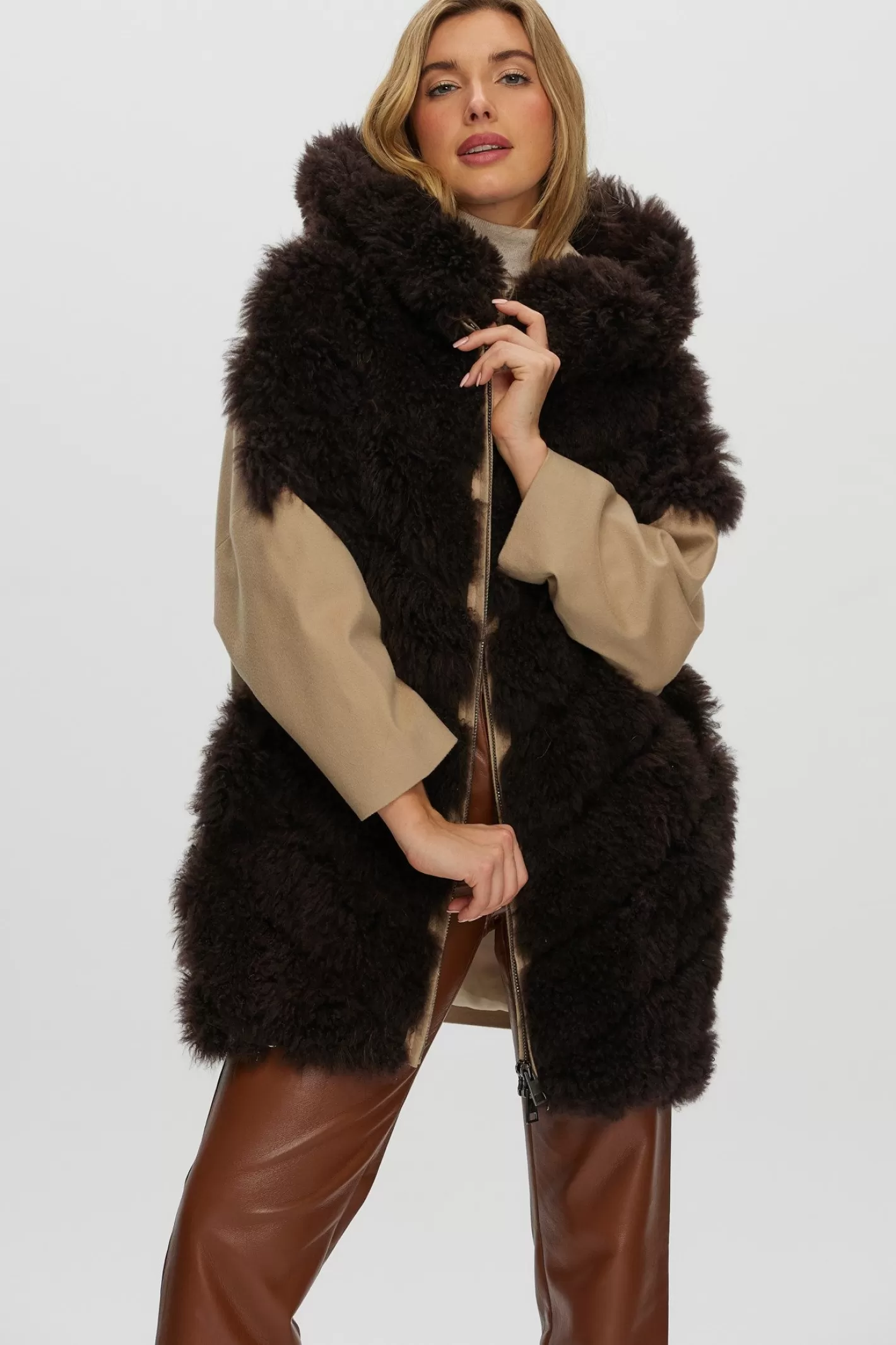 Parka d'hiver élégante GORSKI Montréal - Manteau femme exclusif en cachemire de chèvre avec coupe diagonale, dotée de manches et dos en cachemire luxe Loro Piana