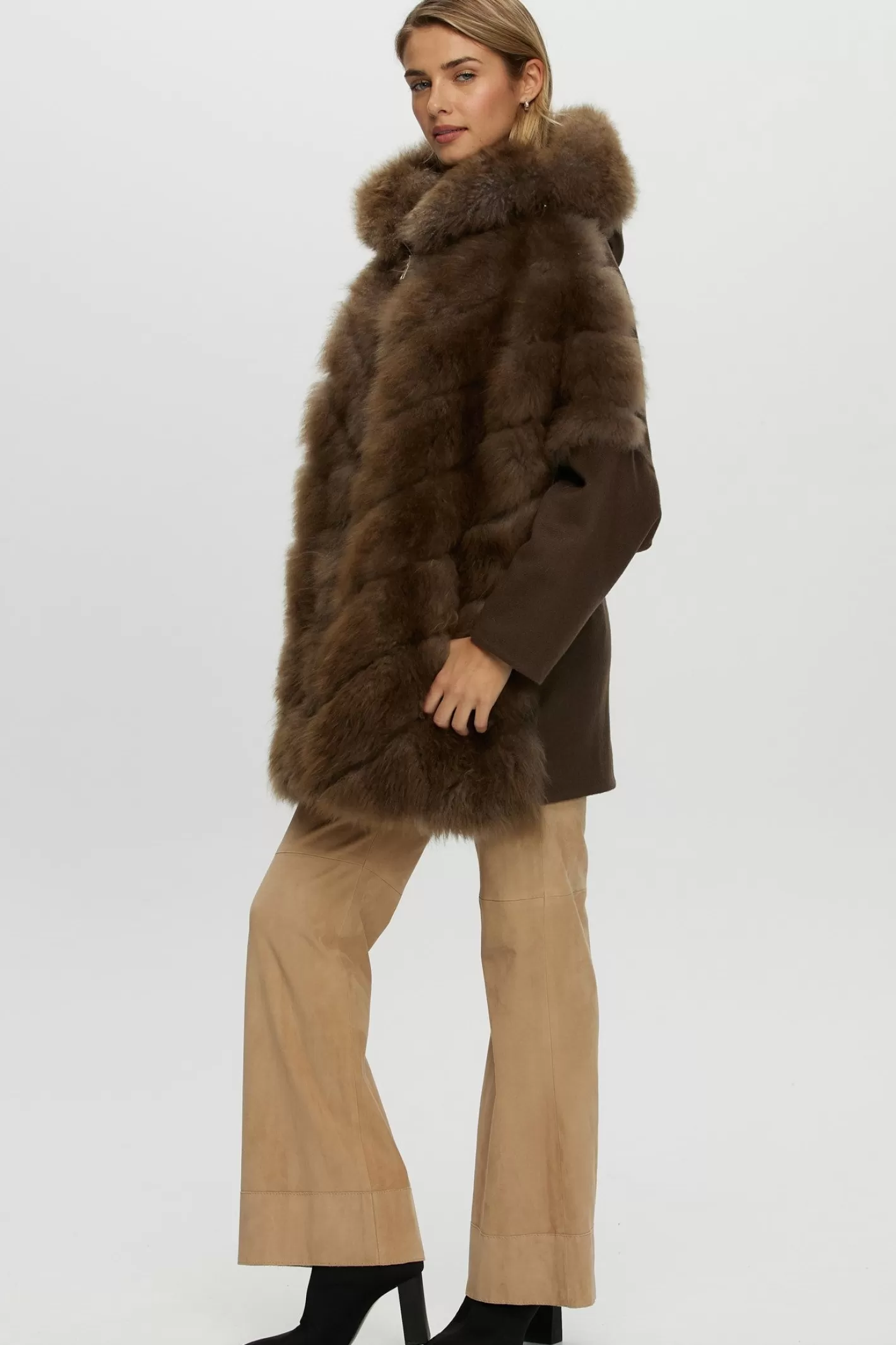Parka d'hiver élégante GORSKI Montréal - Manteau femme exclusif en cachemire de chèvre avec coupe diagonale, dotée de manches et dos en cachemire luxe Loro Piana