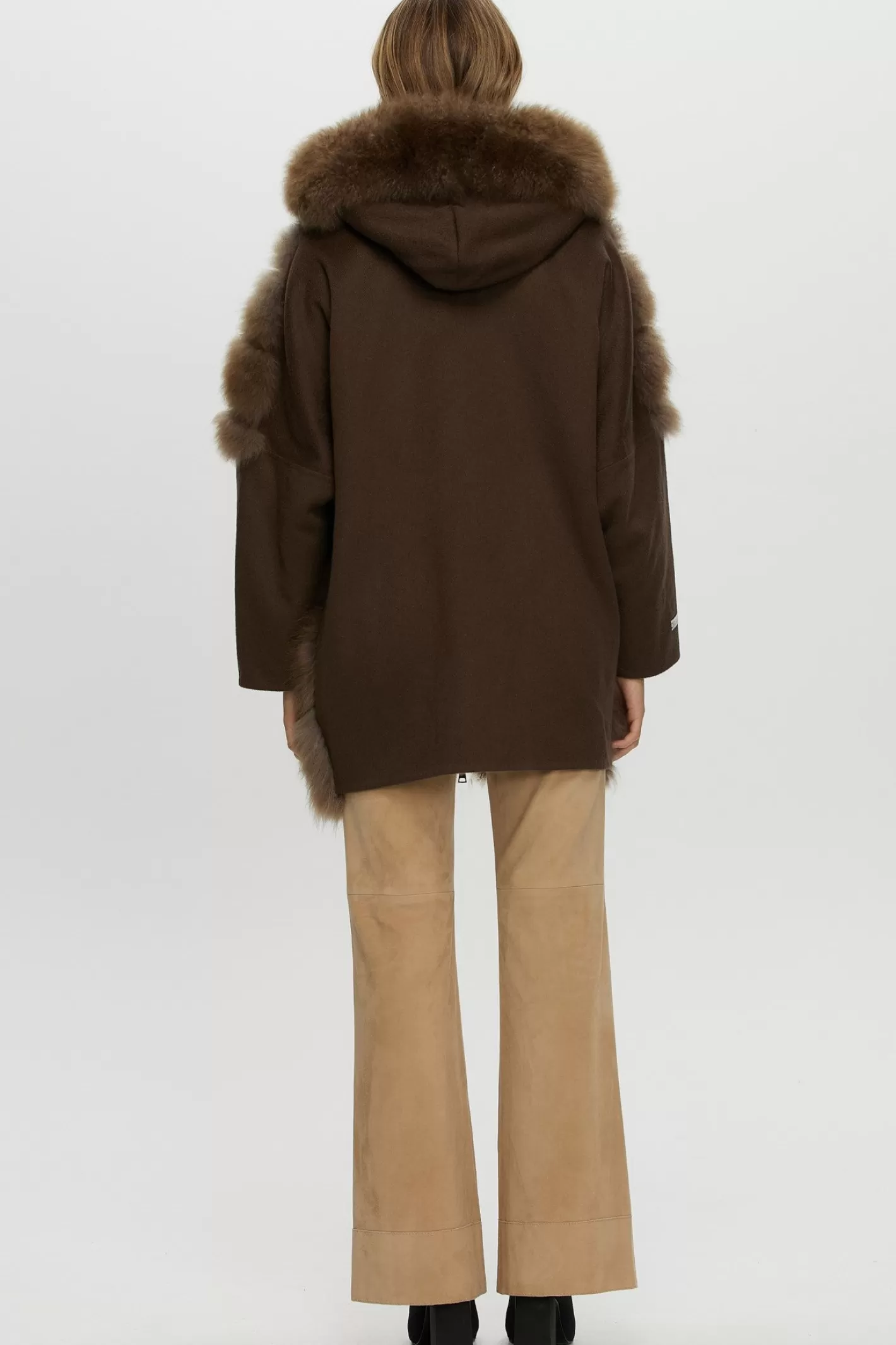 Parka d'hiver élégante GORSKI Montréal - Manteau femme exclusif en cachemire de chèvre avec coupe diagonale, dotée de manches et dos en cachemire luxe Loro Piana