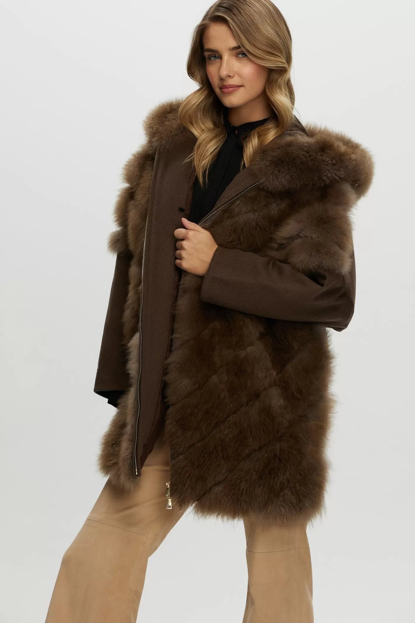 Parka d'hiver élégante GORSKI Montréal - Manteau femme exclusif en cachemire de chèvre avec coupe diagonale, dotée de manches et dos en cachemire luxe Loro Piana