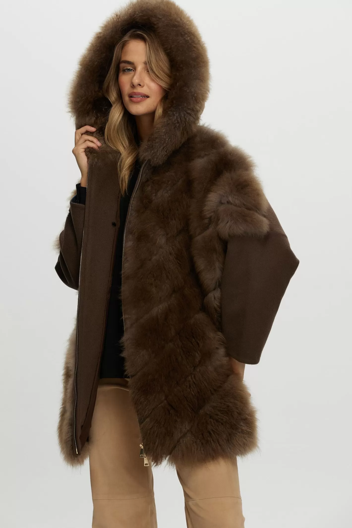 Parka d'hiver élégante GORSKI Montréal - Manteau femme exclusif en cachemire de chèvre avec coupe diagonale, dotée de manches et dos en cachemire luxe Loro Piana