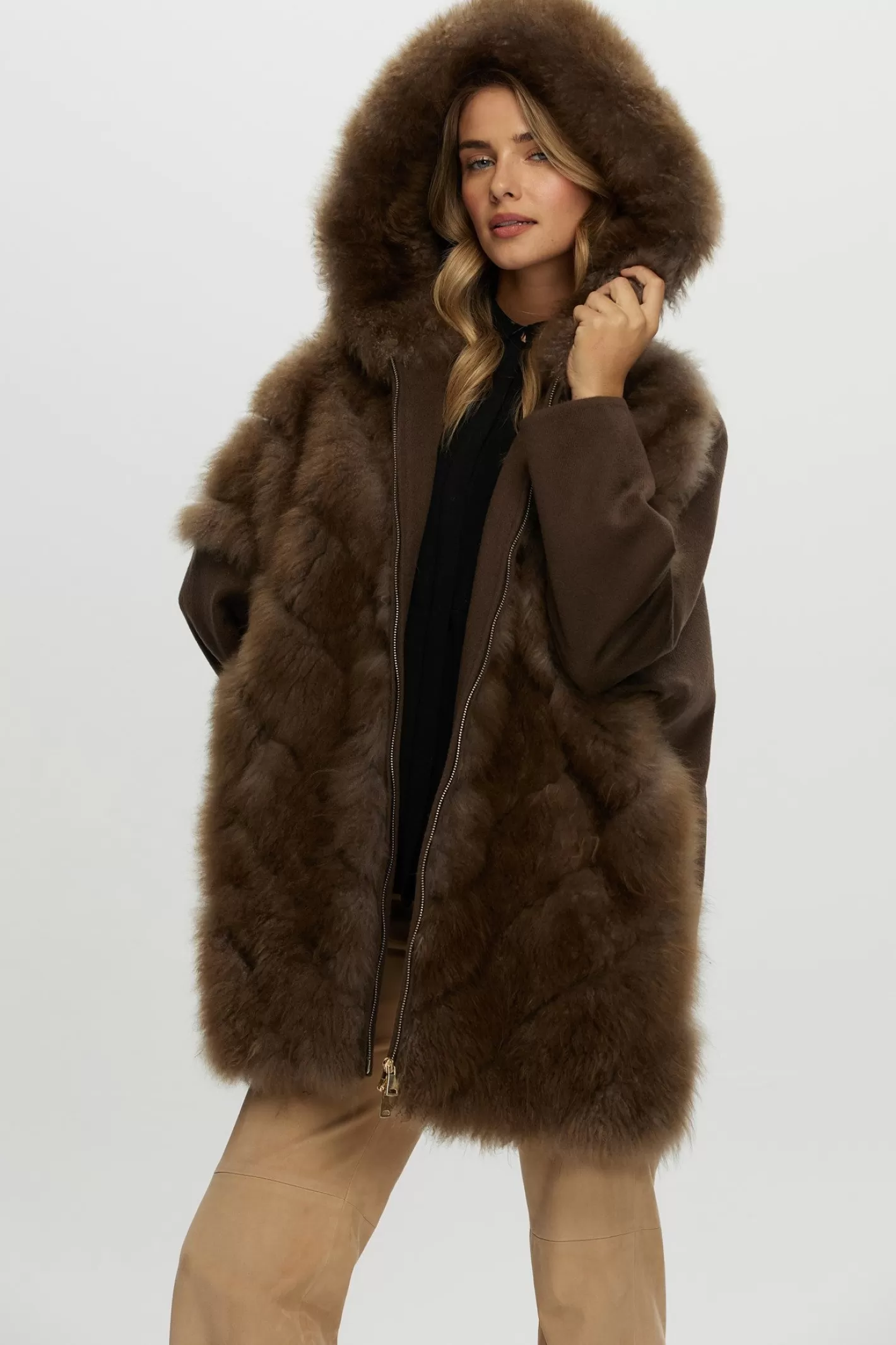 Parka d'hiver élégante GORSKI Montréal - Manteau femme exclusif en cachemire de chèvre avec coupe diagonale, dotée de manches et dos en cachemire luxe Loro Piana